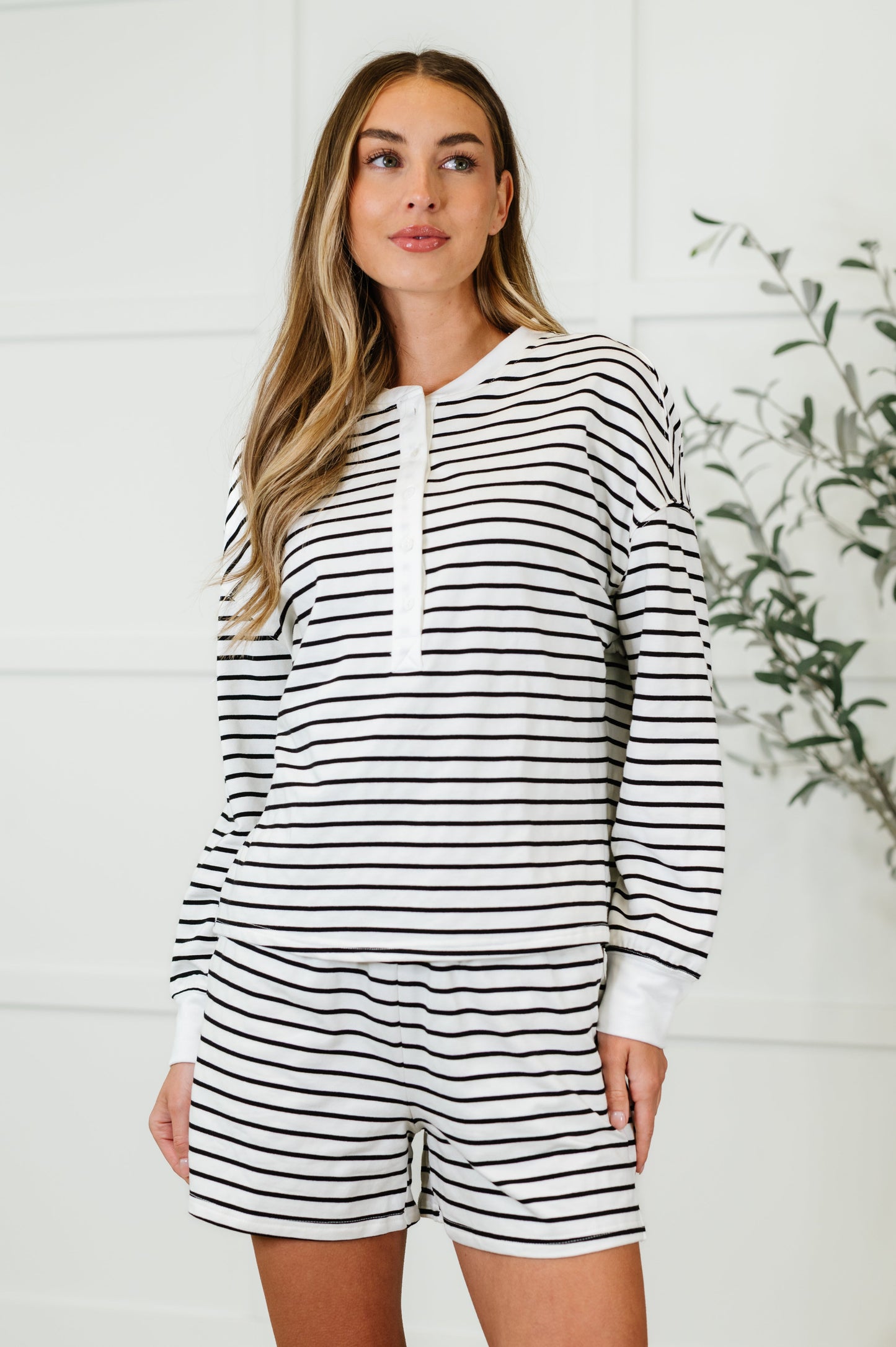 French Terry
Black and White Striped long sleeve short set
Banded, Round Neckline
Drop Shoulder
Half Front Button Closure
Banded Sleeve Cuff
Cased Elastic Waistband
Functional Side Pockets
Functional Back Patch Pocket
95% Cotton, 5% Elastane
True to Size