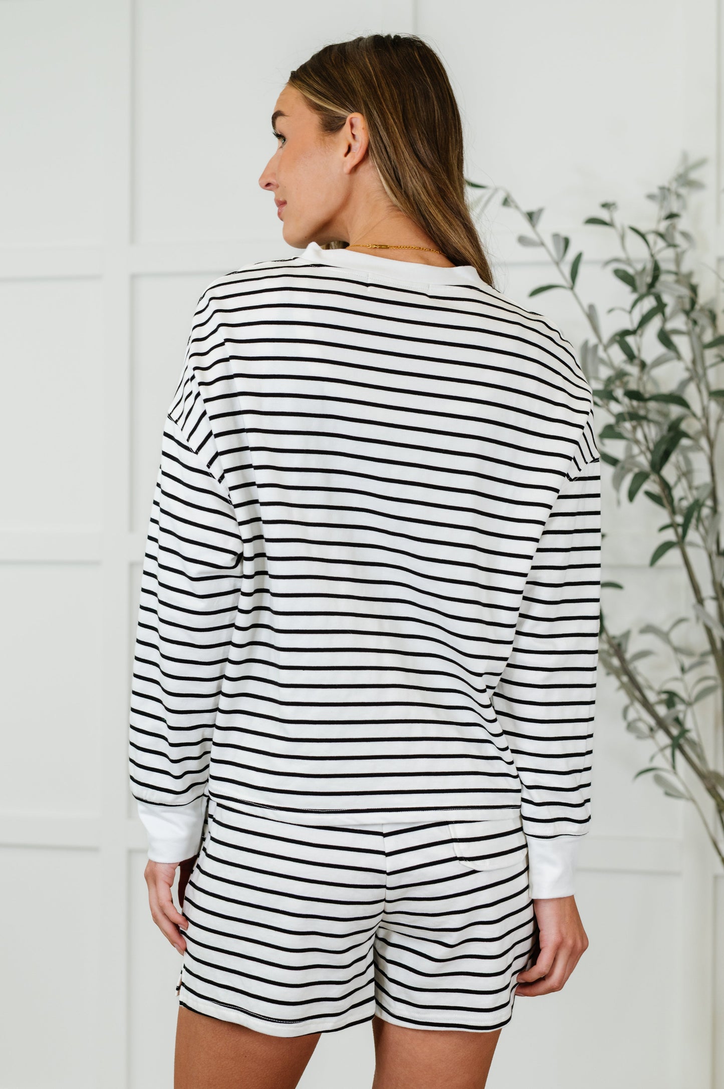 French Terry
Black and White Striped long sleeve short set
Banded, Round Neckline
Drop Shoulder
Half Front Button Closure
Banded Sleeve Cuff
Cased Elastic Waistband
Functional Side Pockets
Functional Back Patch Pocket
95% Cotton, 5% Elastane
True to Size