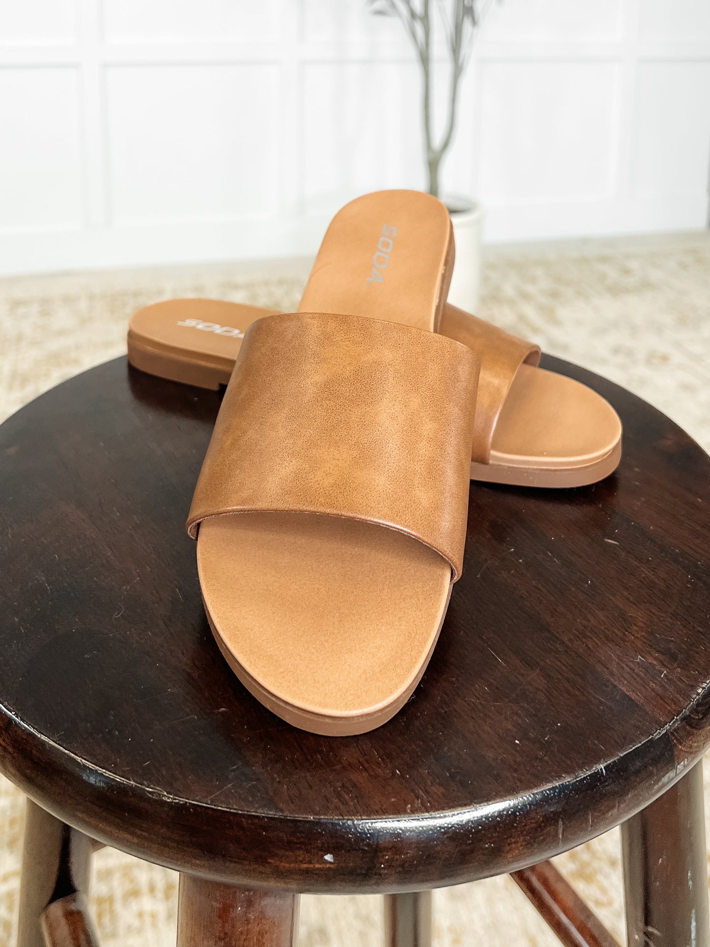 Slip on sandal in Tan, Round toe, rubber sole