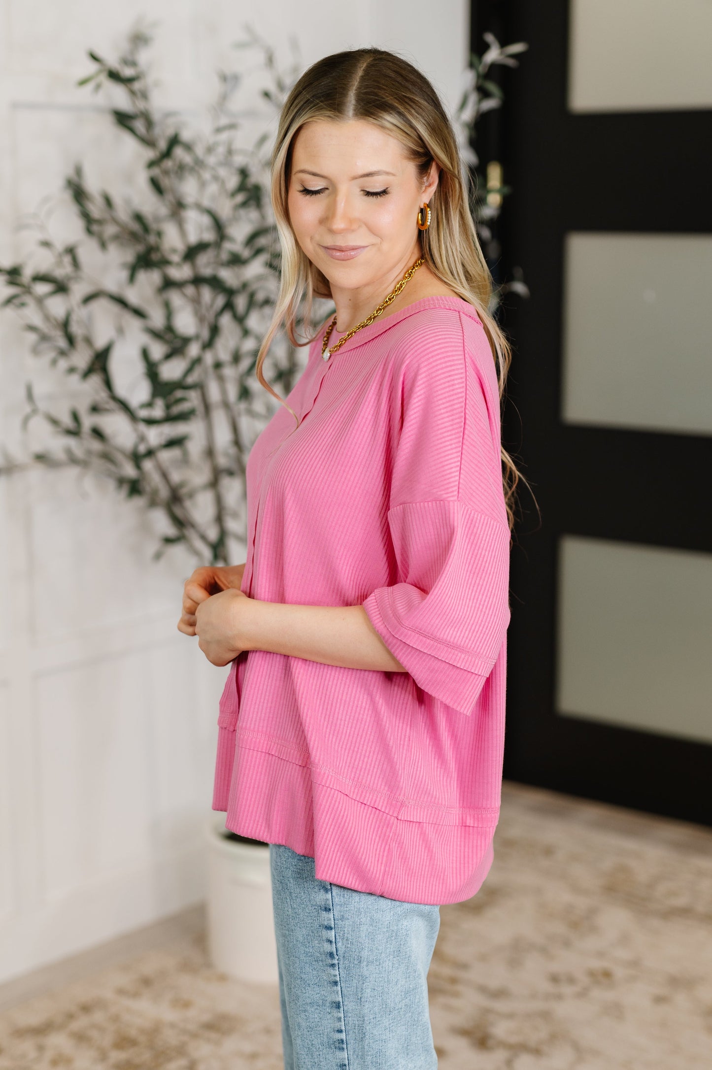 Candy Pink short sleeved Ribbed Knit Top
Banded Round Neckline
Center Front and Back Seam
Drop Shoulder
Exaggerated Banded Hem
Exposed Seam Details
67% Polyester, 28% Rayon, 5% Spandex
True to Size