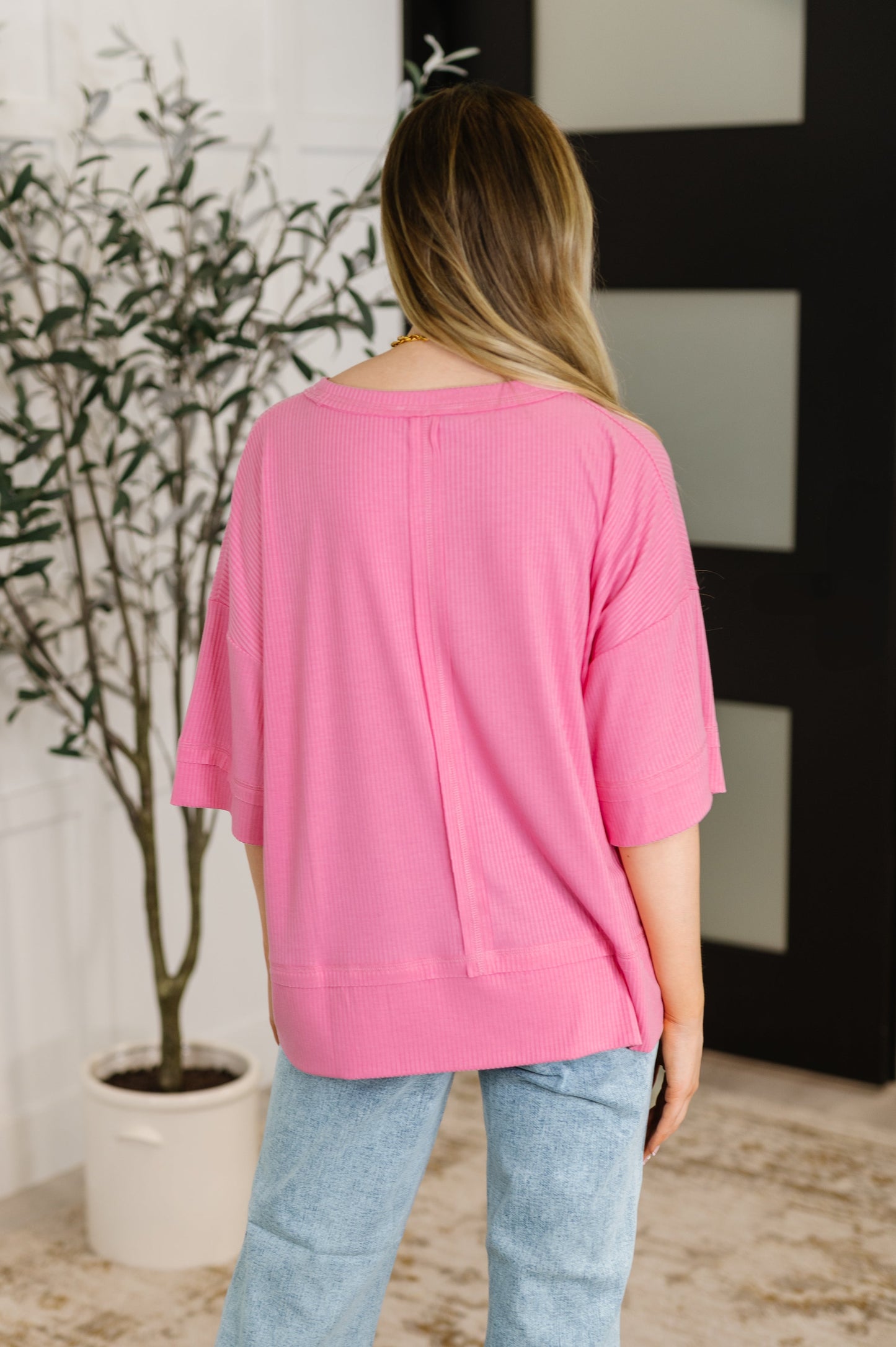 Candy Pink short sleeved Ribbed Knit Top
Banded Round Neckline
Center Front and Back Seam
Drop Shoulder
Exaggerated Banded Hem
Exposed Seam Details
67% Polyester, 28% Rayon, 5% Spandex
True to Size