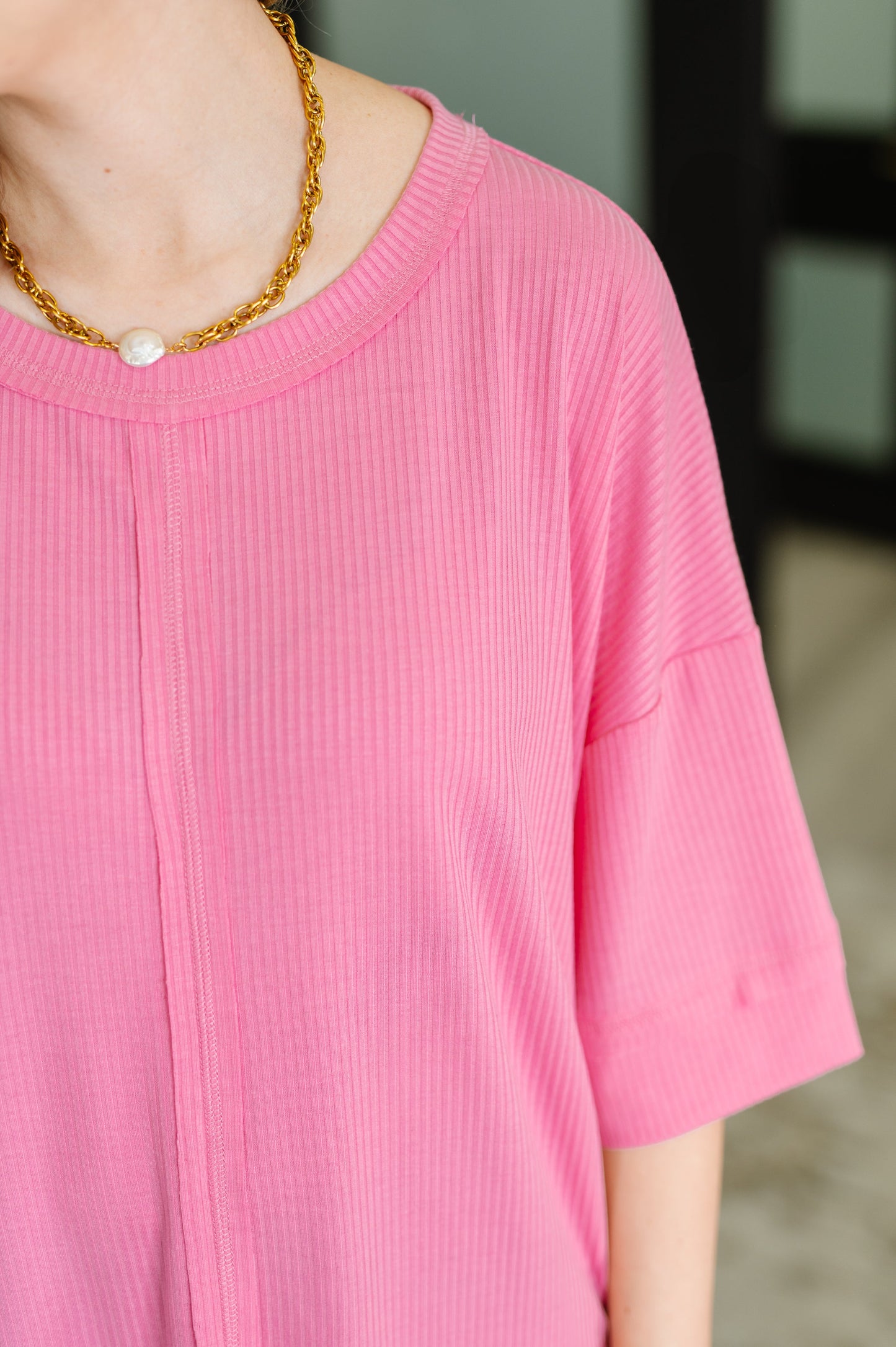 Candy Pink short sleeved Ribbed Knit Top
Banded Round Neckline
Center Front and Back Seam
Drop Shoulder
Exaggerated Banded Hem
Exposed Seam Details
67% Polyester, 28% Rayon, 5% Spandex
True to Size