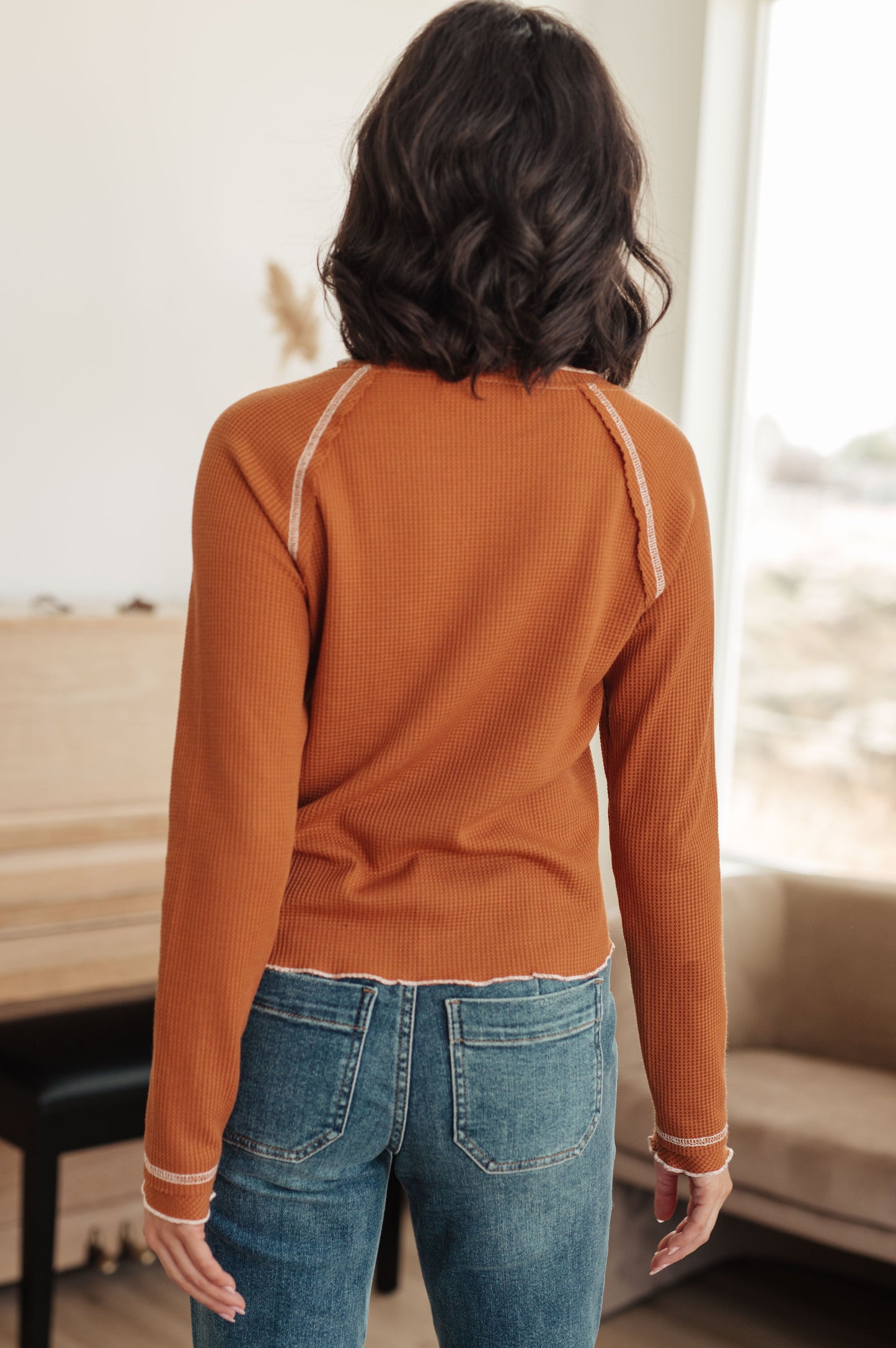 Long sleeve Lightweight Waffle Knit
Round Neckline
Exposed Seams
Contrast Stitching
Raglan Sleeve
95% Polyester, 5% Elastane
True to Size