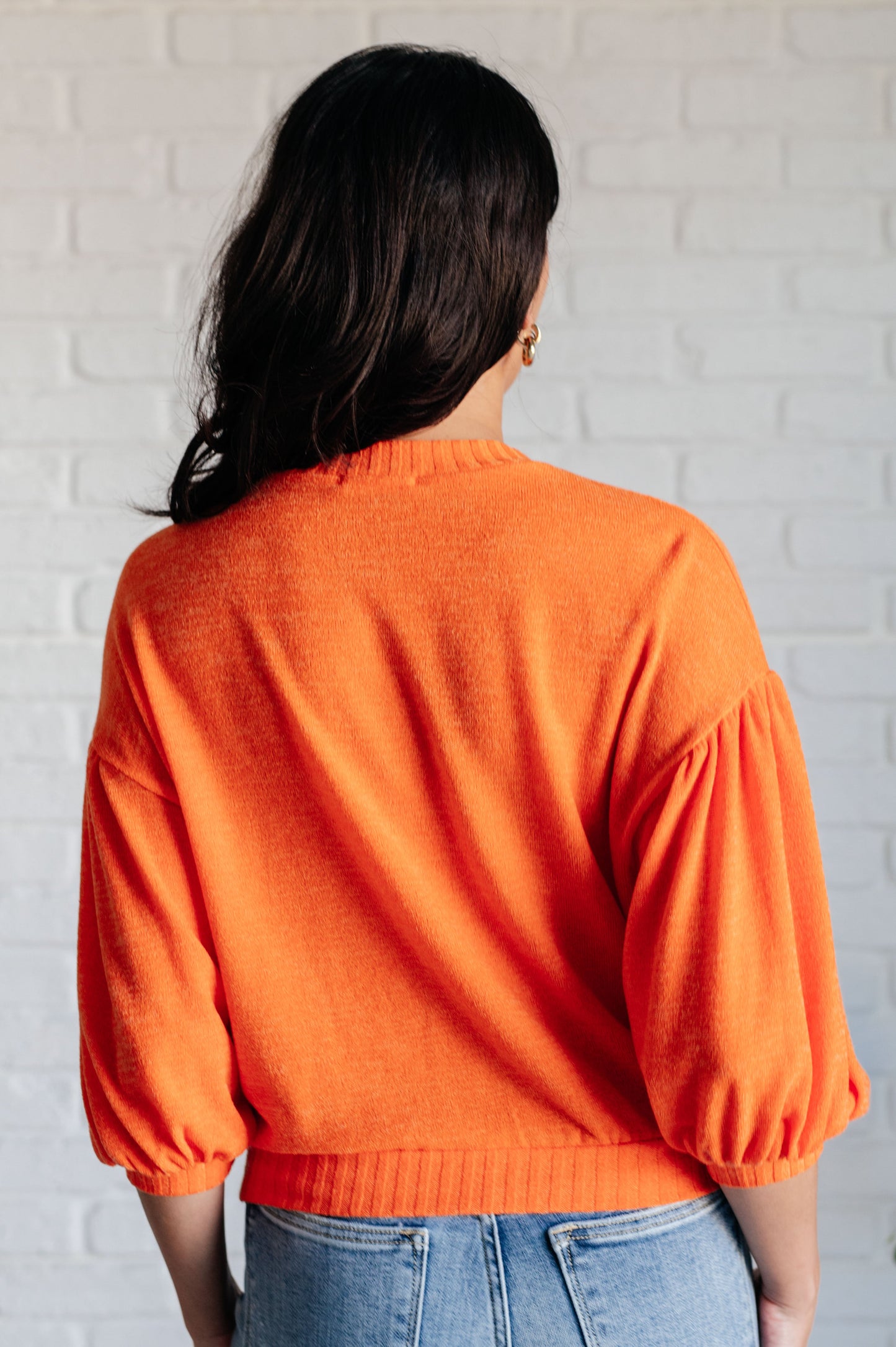 Short Sleeve sweater in Orange by GeeGee
Lightweight Sweater Knit
Round Neckline
Balloon Sleeve
Drop Shoulder
Banded Hem
96% Polyester, 4% Spandex
True to Size
