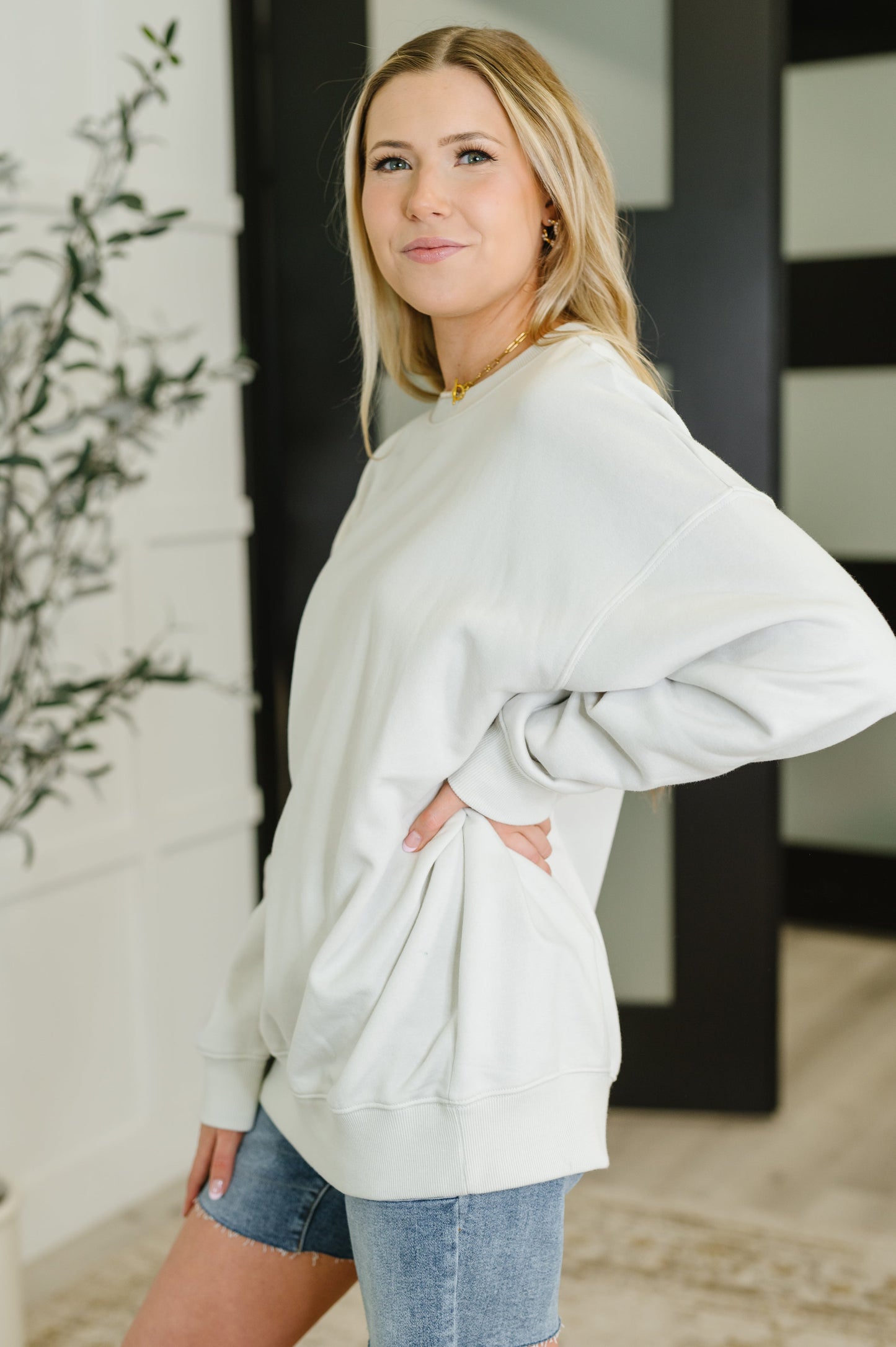 Relaxed, long sleeve Pullover in the color Bone by Zenana
Fleece Knit
High Stretch
Banded, Ribbed Round Neckline
Drop Shoulder
Banded, Ribbed Sleeve Cuff
Banded, Ribbed Hemline
Self: 60% Cotton, 40% Polyester
True to Size