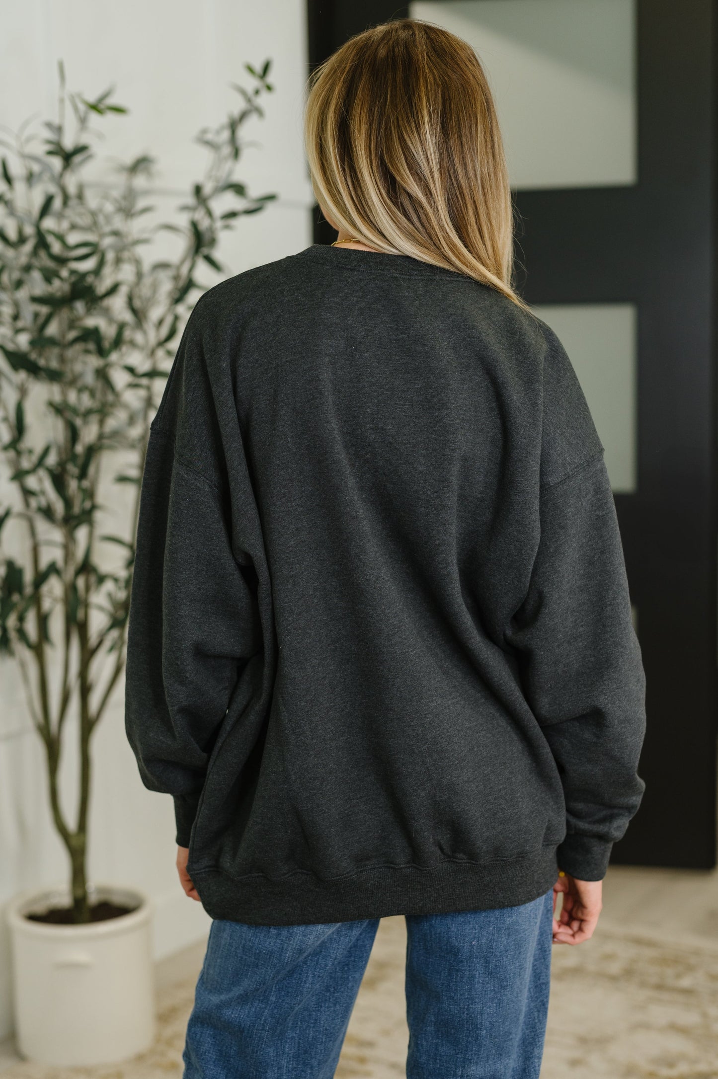 Relaxed, long sleeve Pullover in Charcoal by Zenana
Fleece Knit
High Stretch
Banded, Ribbed Round Neckline
Drop Shoulder
Banded, Ribbed Sleeve Cuff
Banded, Ribbed Hemline
Self: 60% Cotton, 40% Polyester
True to Size