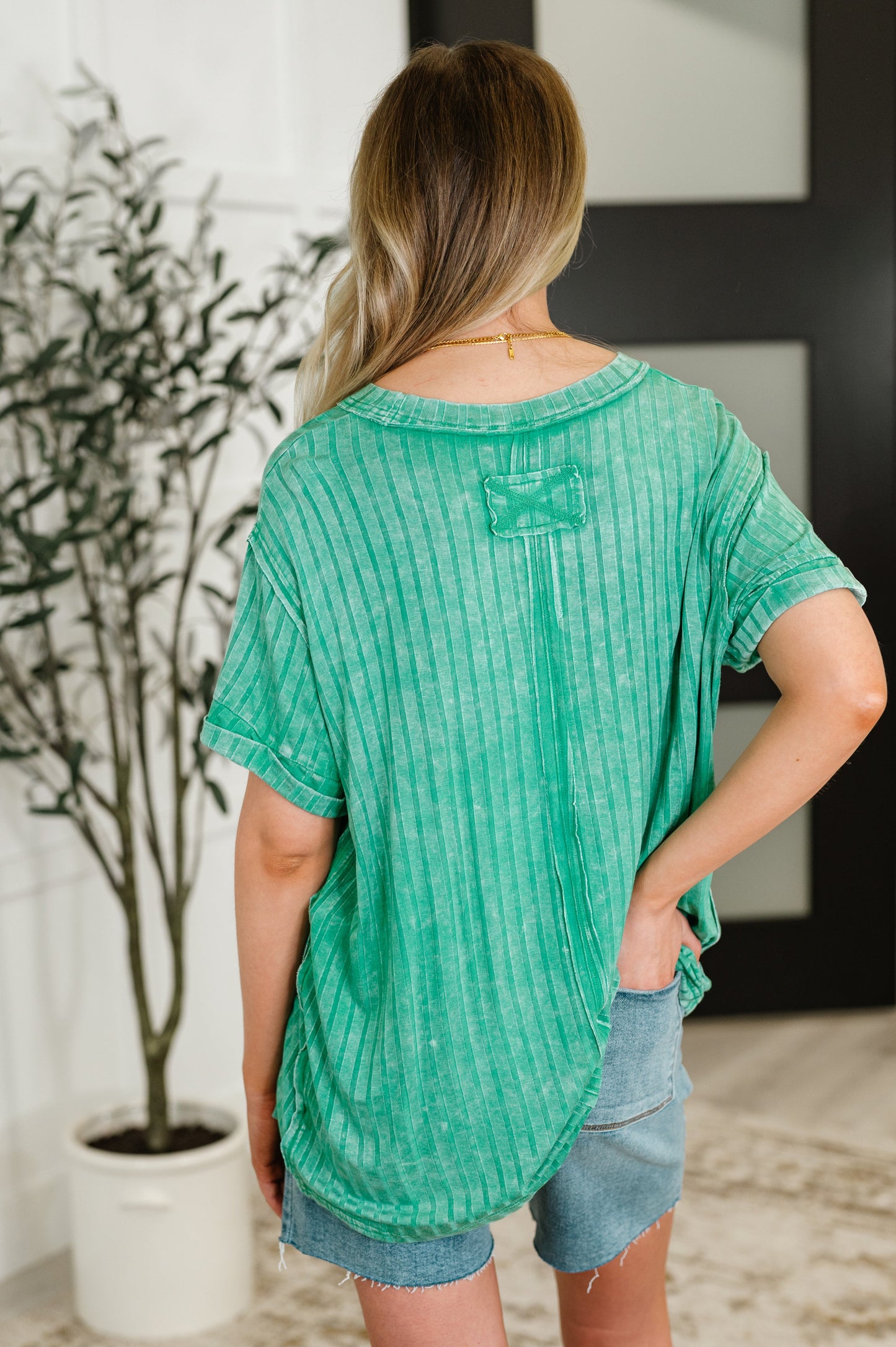 Kelly Green mineral wash top by Zenana
Ribbed Knit
High Stretch
Banded Round Neckline
Raglan Sleeve
Cuffed and Tacked Sleeve Cuff
Exposed Seam Details
95% Polyester, 5% Spandex
True to Size