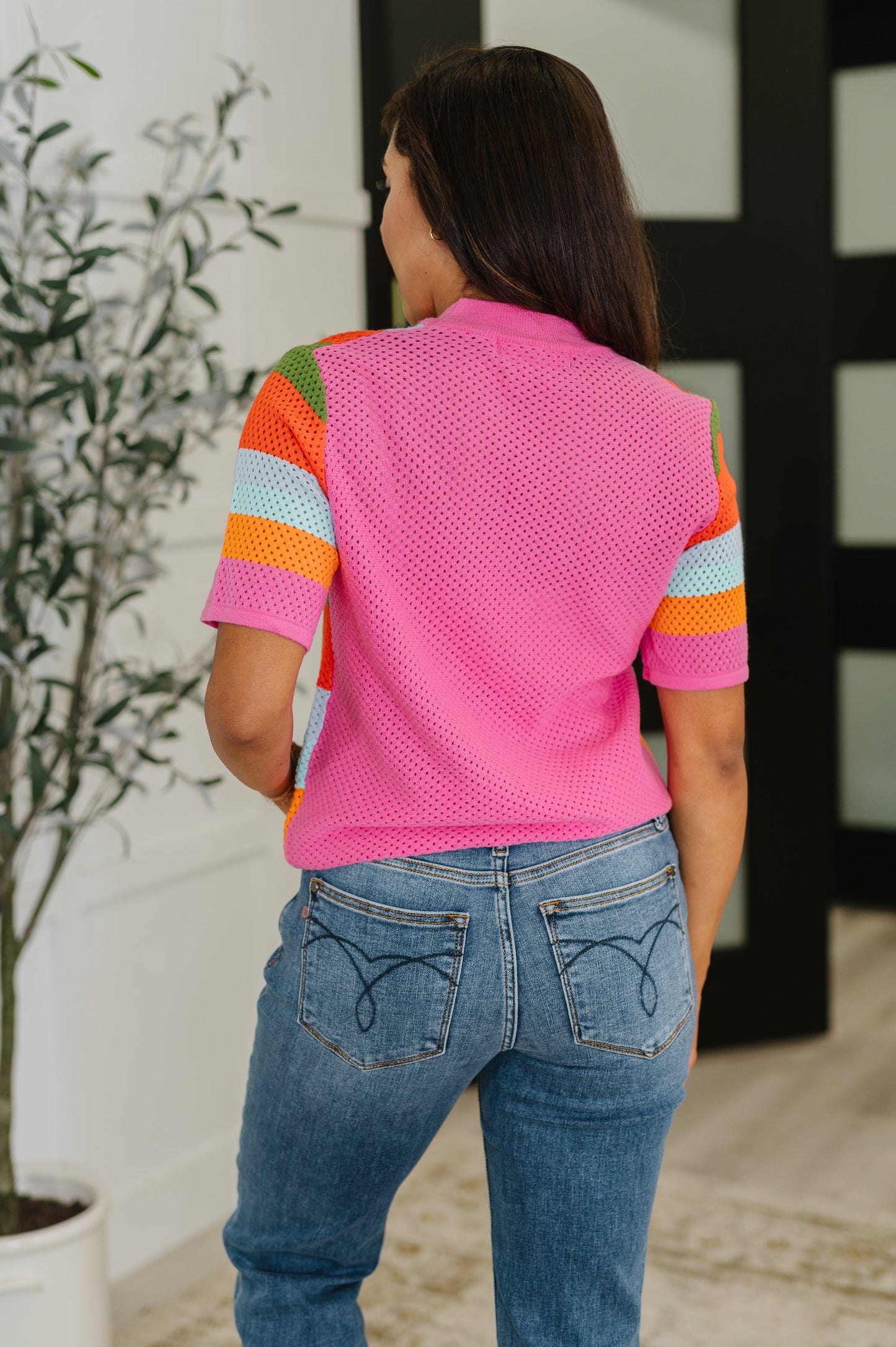 Short sleeve Lightweight Sweater Knit
High Stretch
Banded, Ribbed Round Neckline
Banded, Ribbed Sleeve Cuff
Banded, Ribbed Hemline
52% Viscose, 26% Polyester, 22% Polyamide
True to Size
