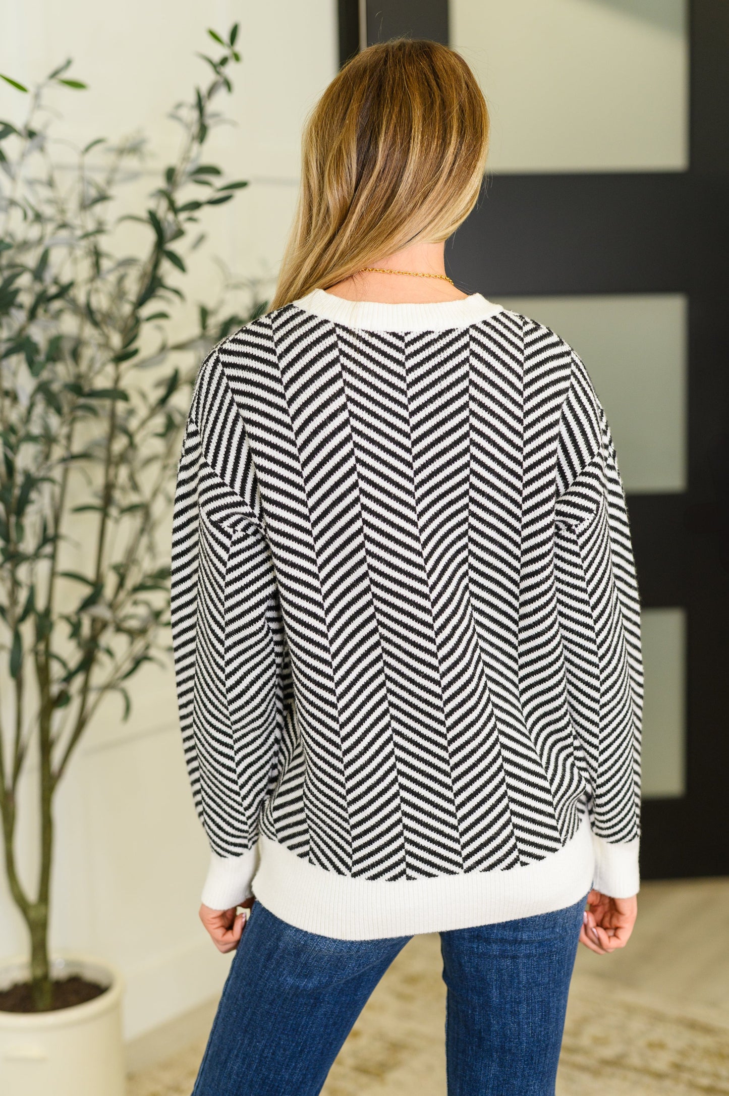 Mid-Weight Sweater Knit
Banded, Ribbed Round Neckline
Drop Shoulder
Banded, Ribbed Hemline and Sleeve Cuff
50% Viscose, 28% Polyester, 22% Polyamide
True to Size