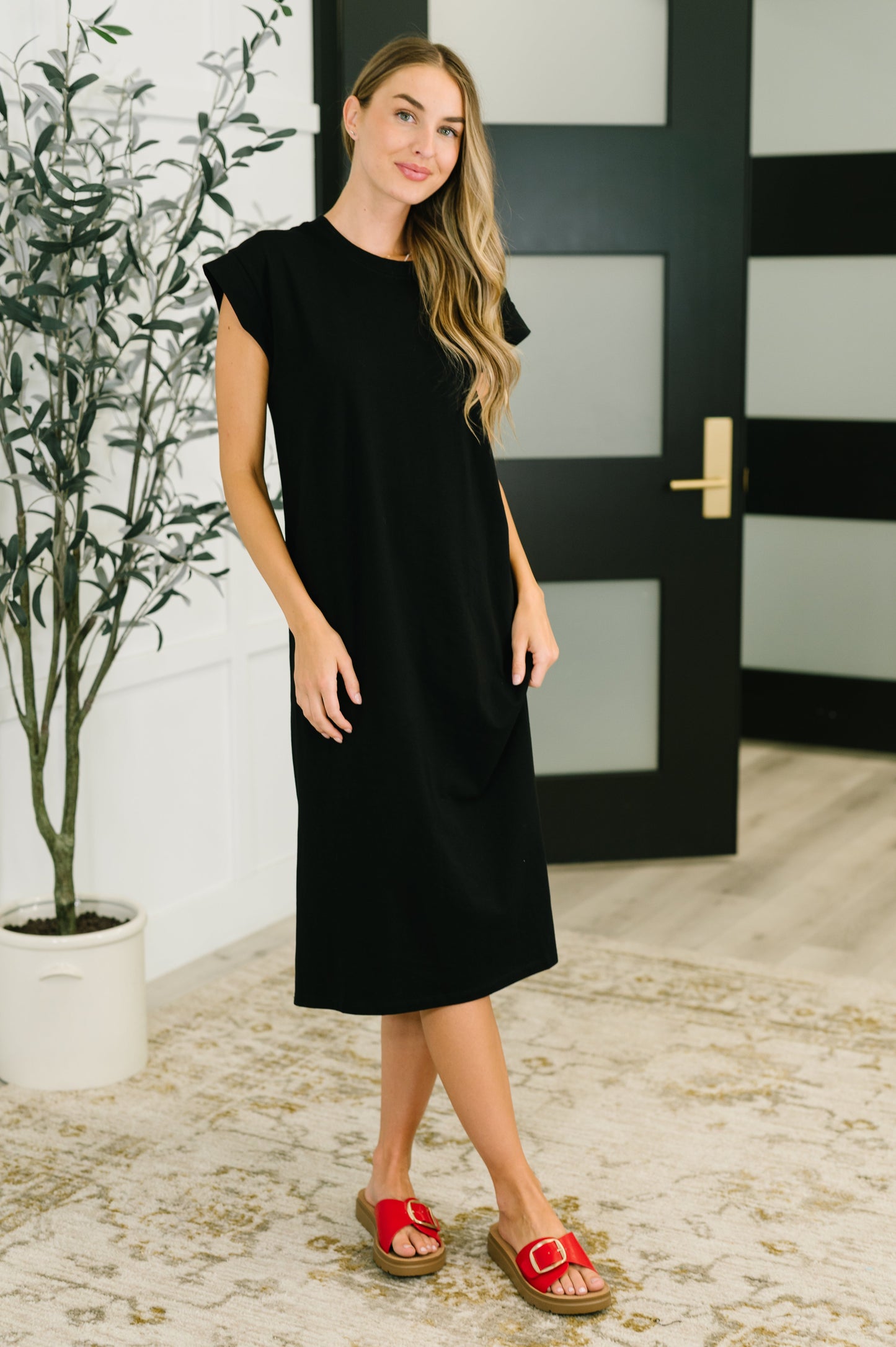 Casual cap sleeve dress in Black by Zenana
Jersey Knit
High Stretch
Banded, Round Neckline
Banded Sleeve Cuff
Side Slit
95% Cotton, 5% Spandex
True to Size