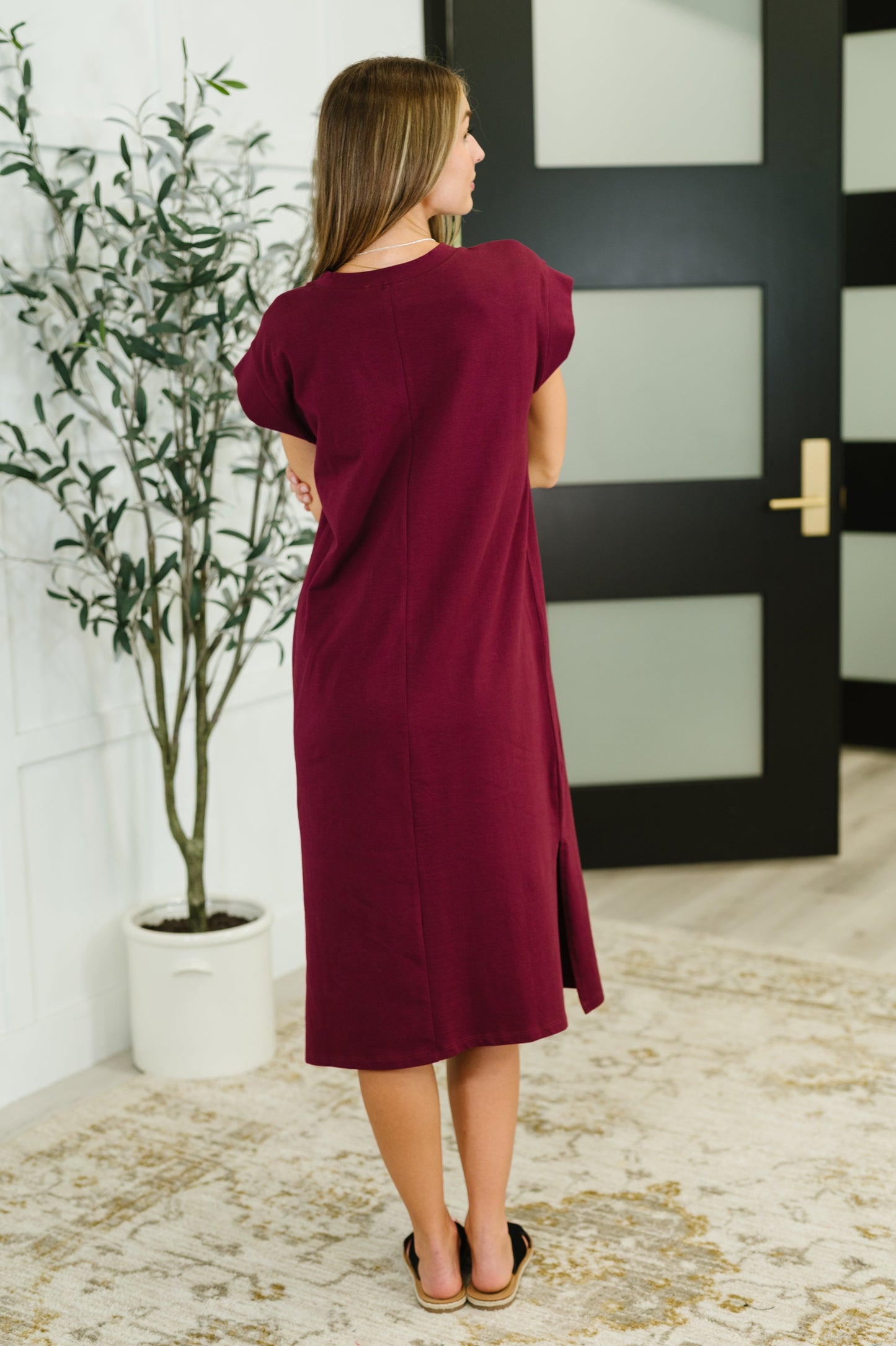 Casual cap sleeve dress in Cabernet by Zenana
Jersey Knit
High Stretch
Banded, Round Neckline
Banded Sleeve Cuff
Side Slit
95% Cotton, 5% Spandex
True to Size