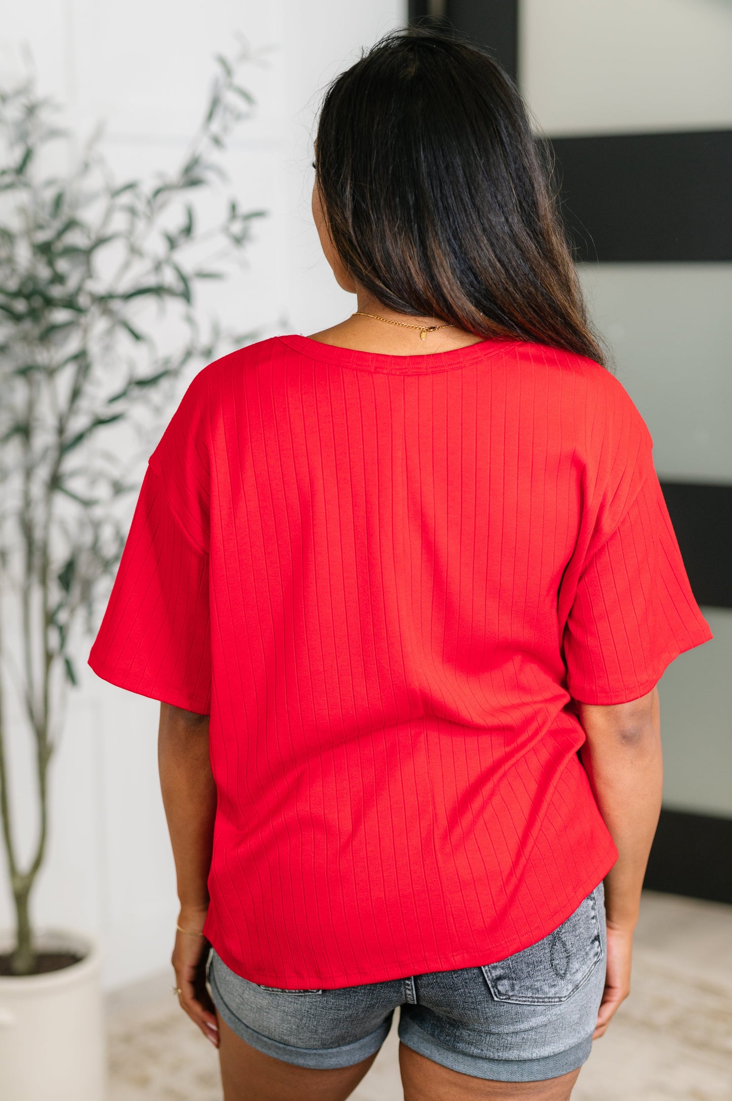 Red, short sleeve, Light-Mid Weight Knit
Banded, Round Neckline
Functional Front Patch Pocket
2” Side Slits
Back Center Seam
70% Polyester, 25% Rayon, 5% Spandex
True to Size