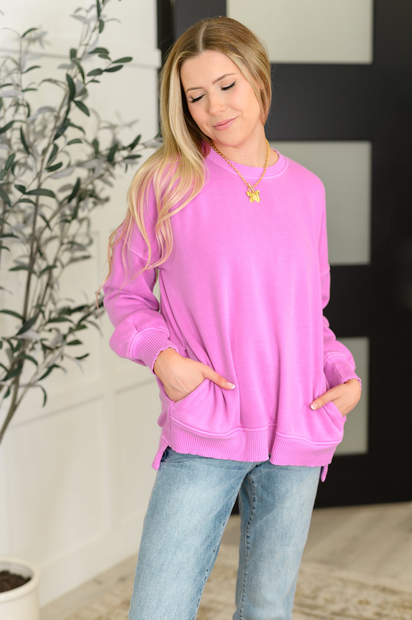Bright Mauve stepped hem pullover by Zenana
French Terry
Banded, Ribbed Round Neckline
Drop Shoulder
Banded, Ribbed Sleeve Cuff
Functional Side Pockets
Banded, Ribbed Stepped Hemline
60% Cotton, 40% Polyester
True to Size