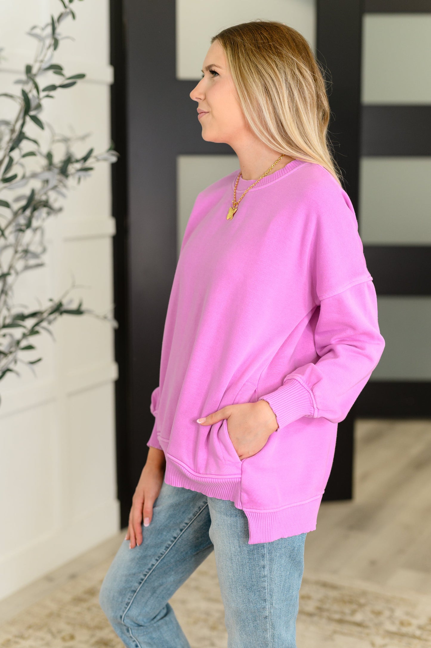 Bright Mauve stepped hem pullover by Zenana
French Terry
Banded, Ribbed Round Neckline
Drop Shoulder
Banded, Ribbed Sleeve Cuff
Functional Side Pockets
Banded, Ribbed Stepped Hemline
60% Cotton, 40% Polyester
True to Size