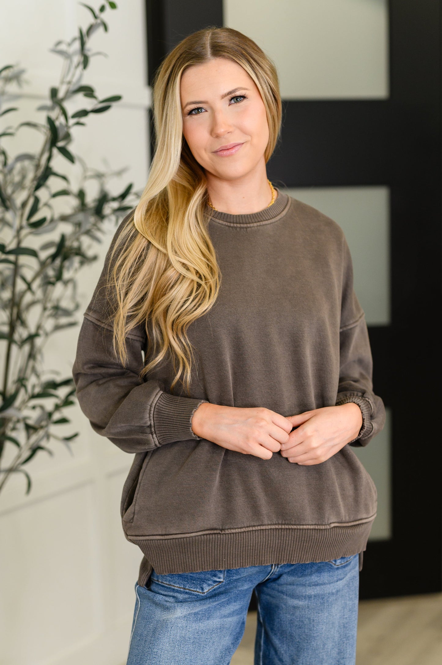 Brown stepped hem pullover by Zenana
French Terry
Banded, Ribbed Round Neckline
Drop Shoulder
Banded, Ribbed Sleeve Cuff
Functional Side Pockets
Banded, Ribbed Stepped Hemline
60% Cotton, 40% Polyester
True to Size