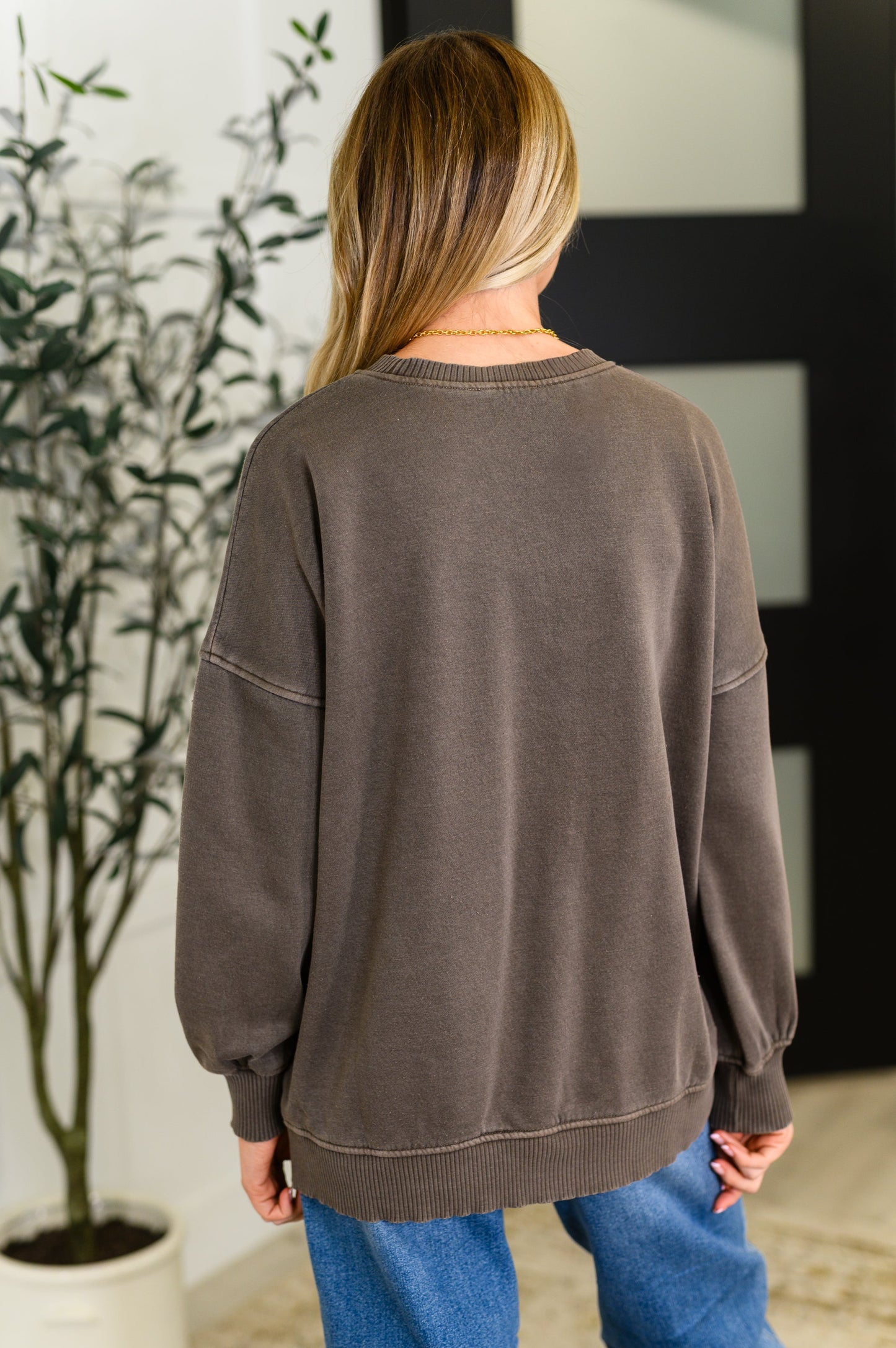 Brown stepped hem pullover by Zenana
French Terry
Banded, Ribbed Round Neckline
Drop Shoulder
Banded, Ribbed Sleeve Cuff
Functional Side Pockets
Banded, Ribbed Stepped Hemline
60% Cotton, 40% Polyester
True to Size