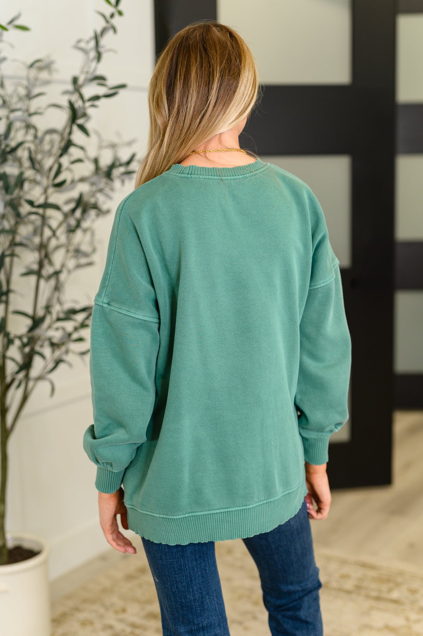 Dark Green stepped hem pullover by Zenana
French Terry
Banded, Ribbed Round Neckline
Drop Shoulder
Banded, Ribbed Sleeve Cuff
Functional Side Pockets
Banded, Ribbed Stepped Hemline
60% Cotton, 40% Polyester
True to Size