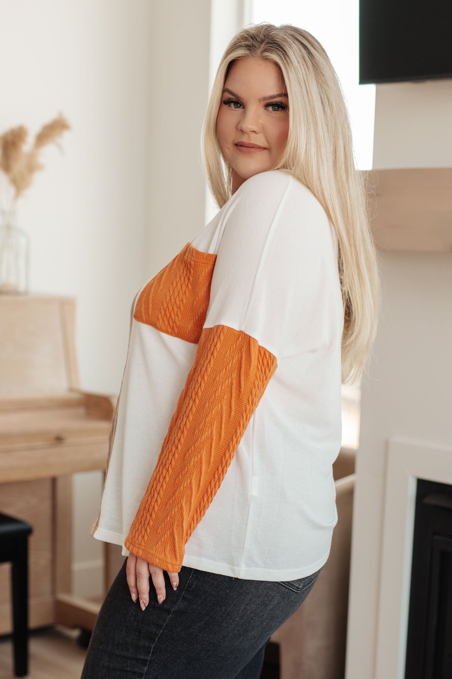 Textured Knit long sleeve color block top
Waffle Stitching
Dropped Shoulder
Patch Pocket
Color Block
75% Polyester, 20% Viscose, 5% Spandex
True to Size