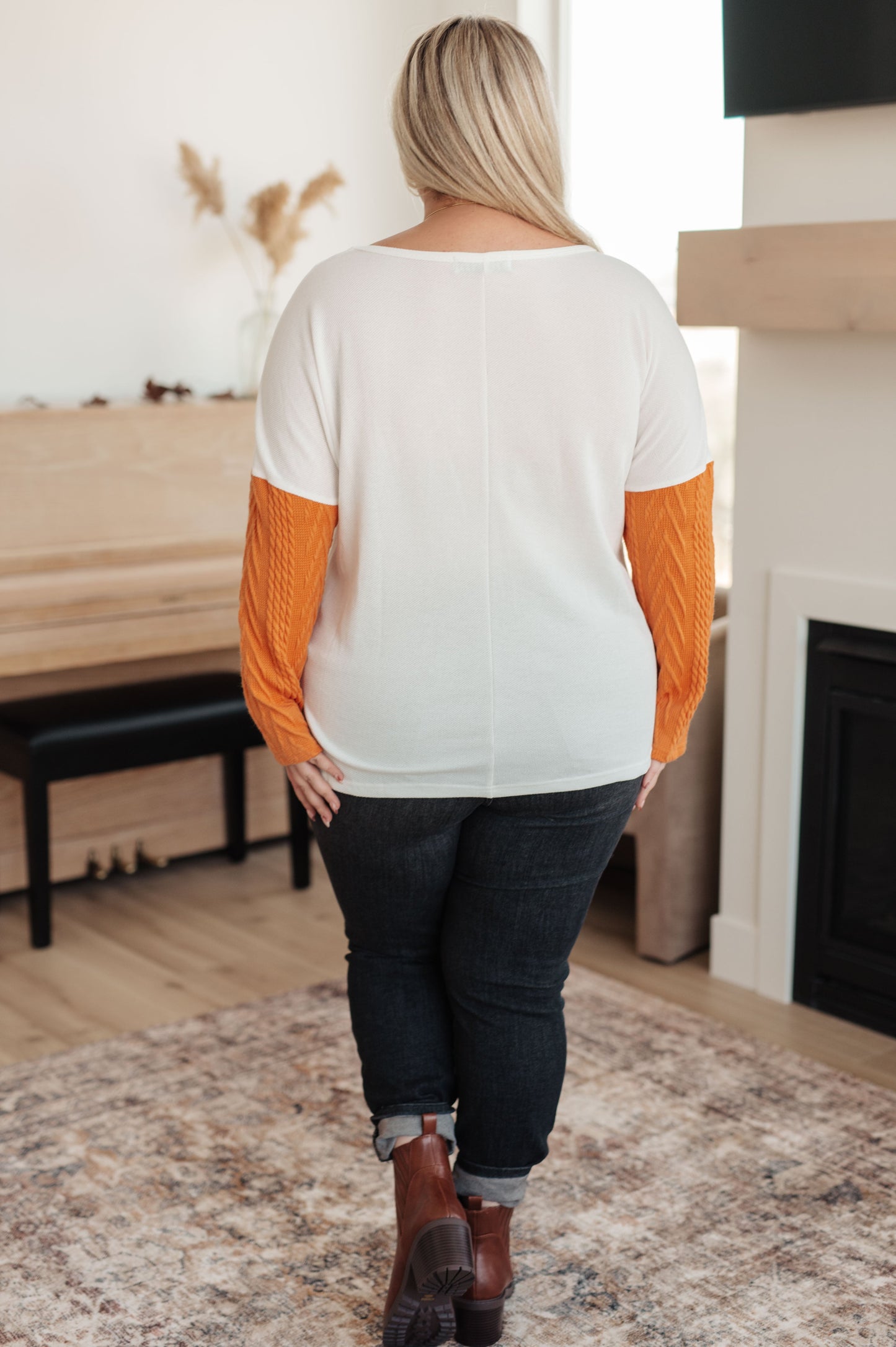 Textured Knit long sleeve color block top
Waffle Stitching
Dropped Shoulder
Patch Pocket
Color Block
75% Polyester, 20% Viscose, 5% Spandex
True to Size