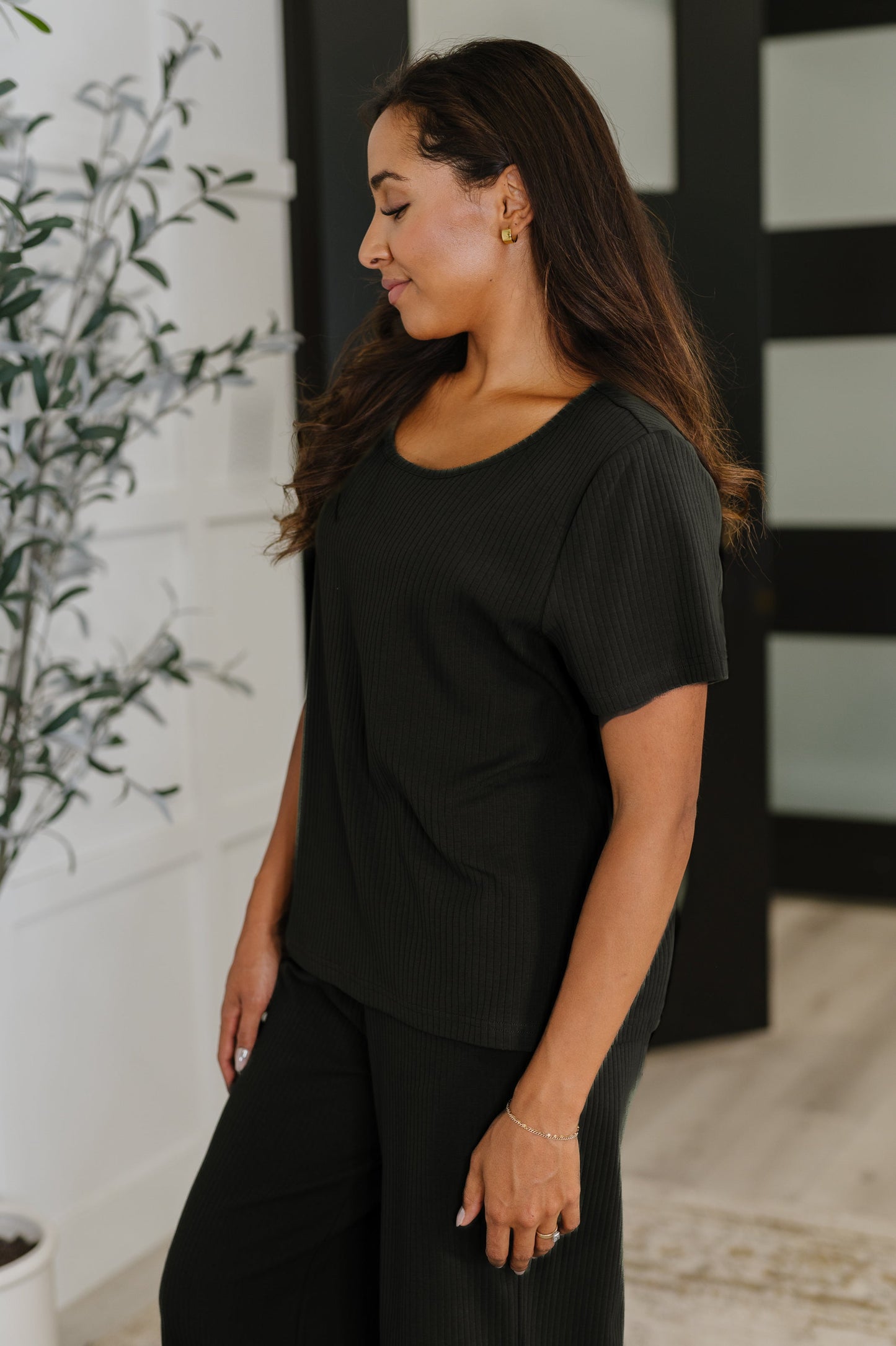 Ribbed Knit Top in Black
High Stretch
Scooped Neckline
Relaxed Fit
93% Cotton, 7% Spandex
True to SizeRibbed Knit
High Stretch
Scooped Neckline
Relaxed Fit
93% Cotton, 7% Spandex
True to Size