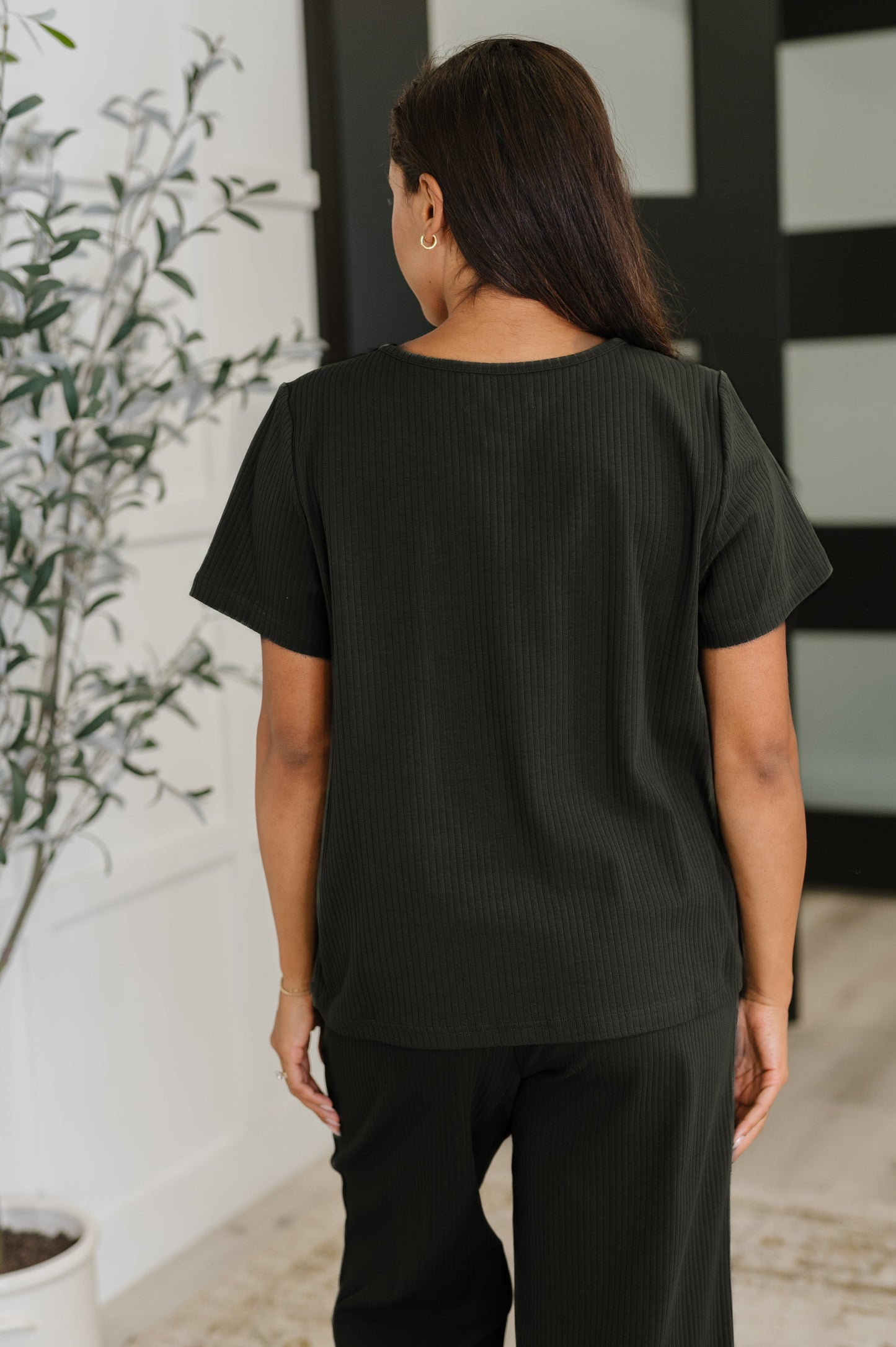 Ribbed Knit Top in Black
High Stretch
Scooped Neckline
Relaxed Fit
93% Cotton, 7% Spandex
True to SizeRibbed Knit
High Stretch
Scooped Neckline
Relaxed Fit
93% Cotton, 7% Spandex
True to Size