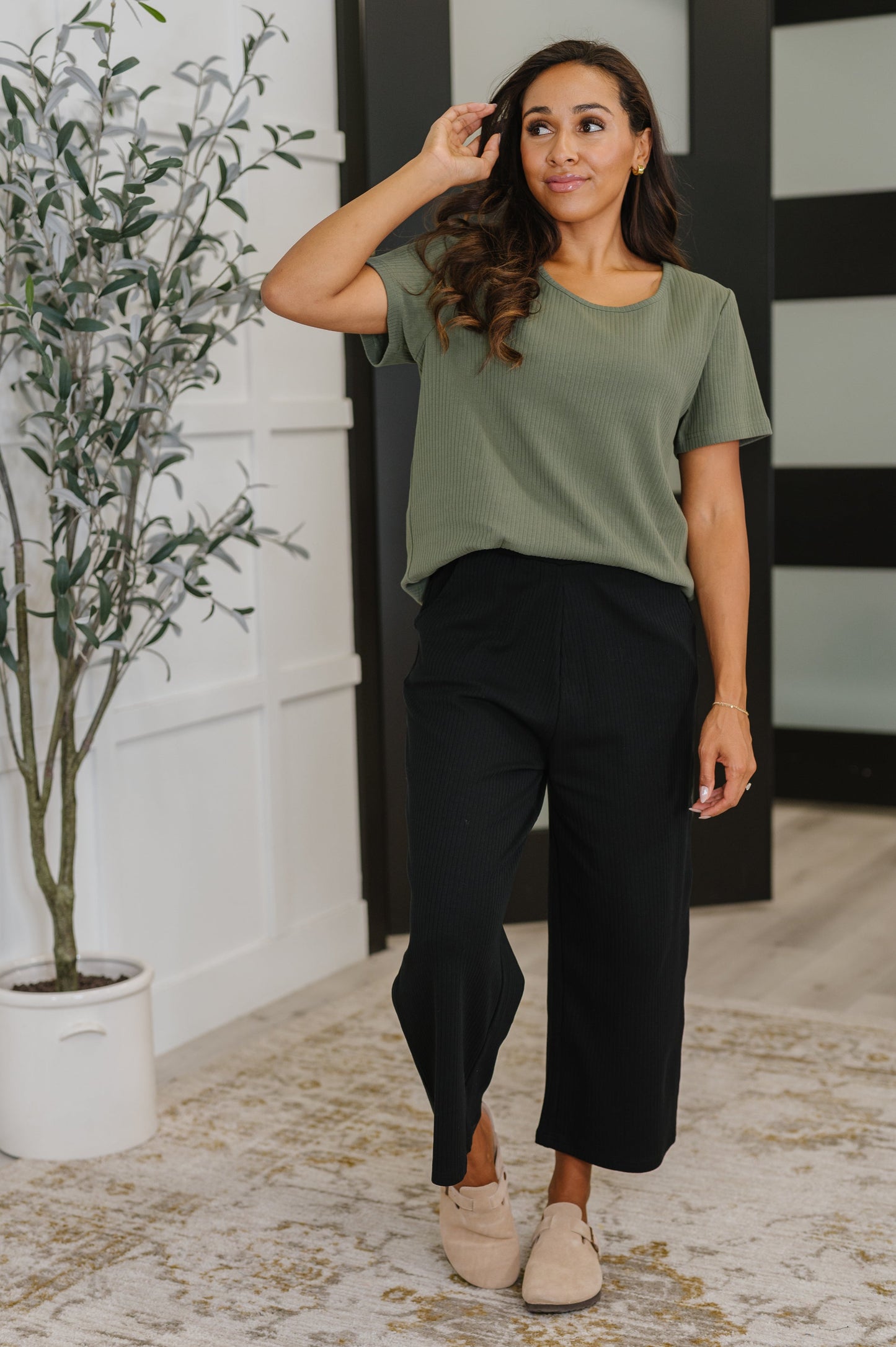 Short Sleeve boxy tee in Dusty Pine by Honey Mark
Ribbed Knit
High Stretch
Scooped Neckline
Relaxed Fit
93% Cotton, 7% Spandex
True to SizeRibbed Knit
High Stretch
Scooped Neckline
Relaxed Fit
93% Cotton, 7% Spandex
True to Size