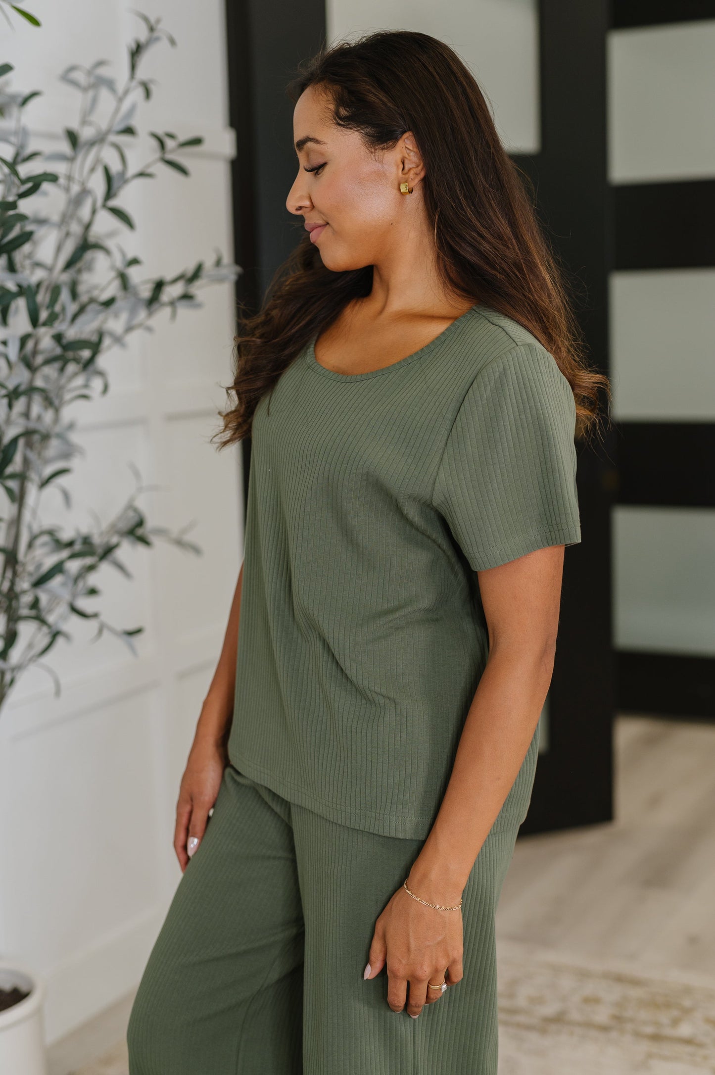 Short Sleeve boxy tee in Dusty Pine by Honey Mark
Ribbed Knit
High Stretch
Scooped Neckline
Relaxed Fit
93% Cotton, 7% Spandex
True to SizeRibbed Knit
High Stretch
Scooped Neckline
Relaxed Fit
93% Cotton, 7% Spandex
True to Size
