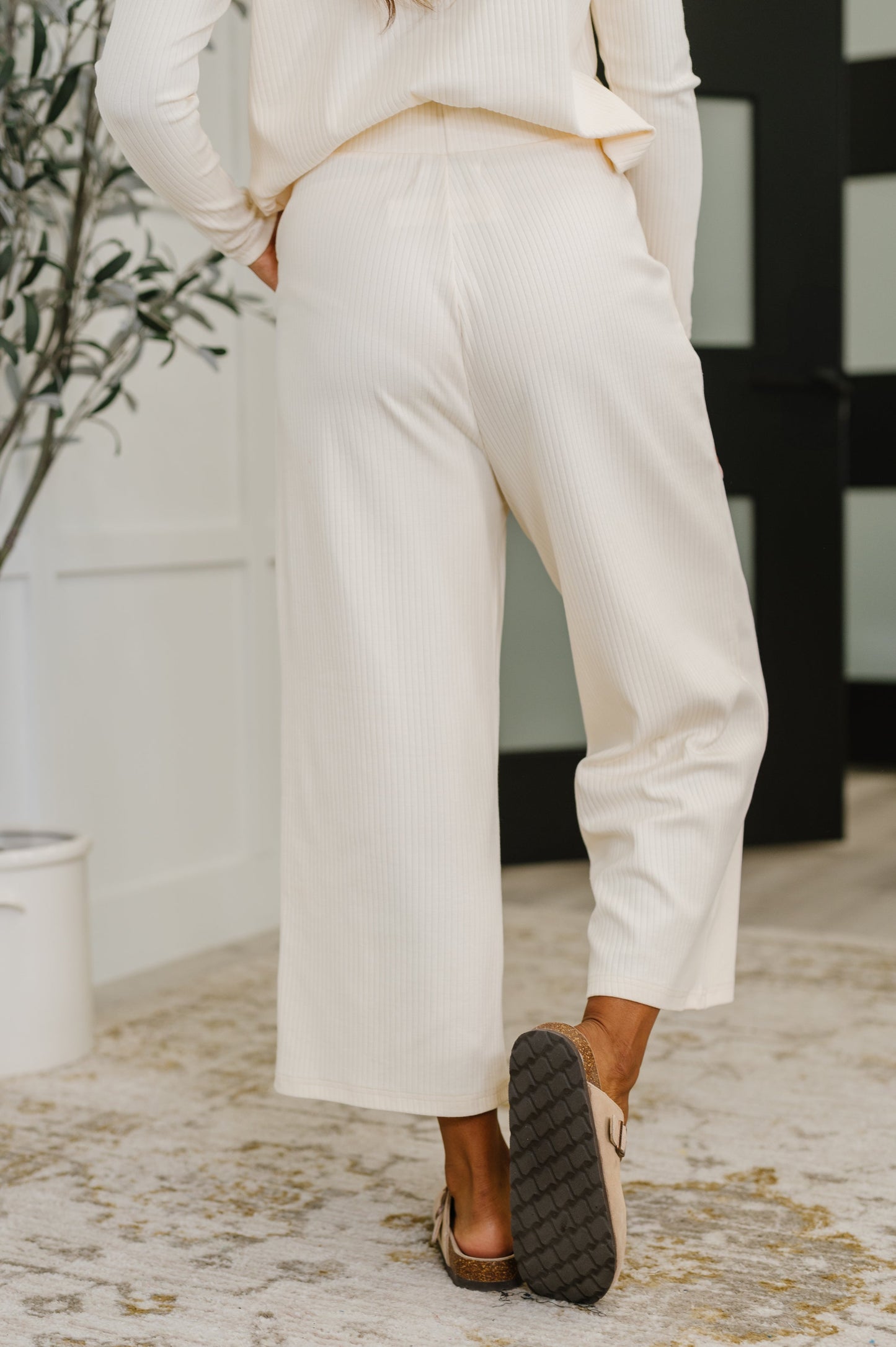 Ribbed Knit pants in Cream by Honey Mark
High Stretch
High Waisted
Cased Elastic Waitband
Functional Side Pockets
Straight Leg Silhouette
93% Cotton, 7% Spandex
True to Size