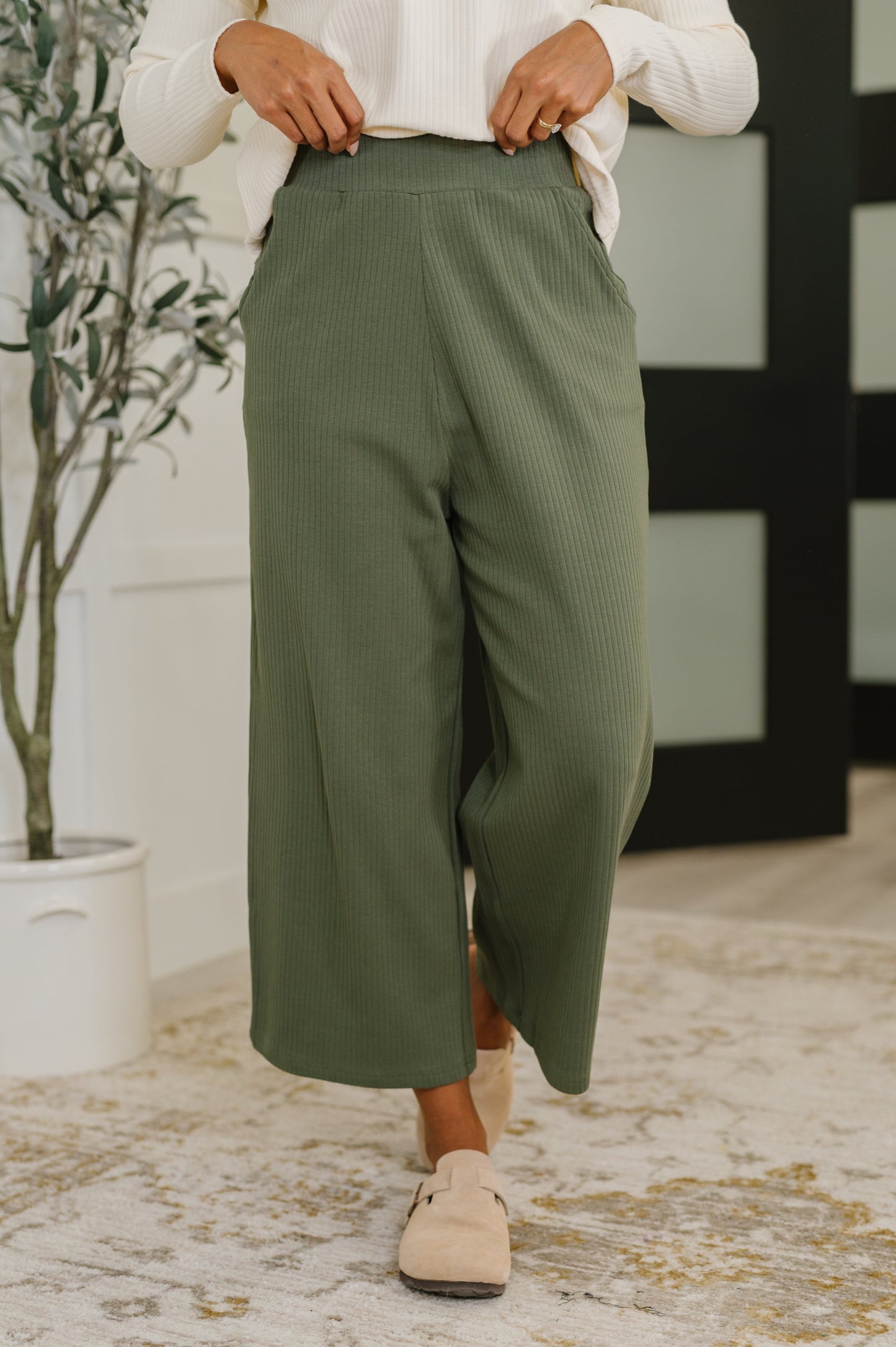 Ribbed Knit pants in Dusty Pine by Honey Mark
High Stretch
High Waisted
Cased Elastic Waitband
Functional Side Pockets
Straight Leg Silhouette
93% Cotton, 7% Spandex
True to Size