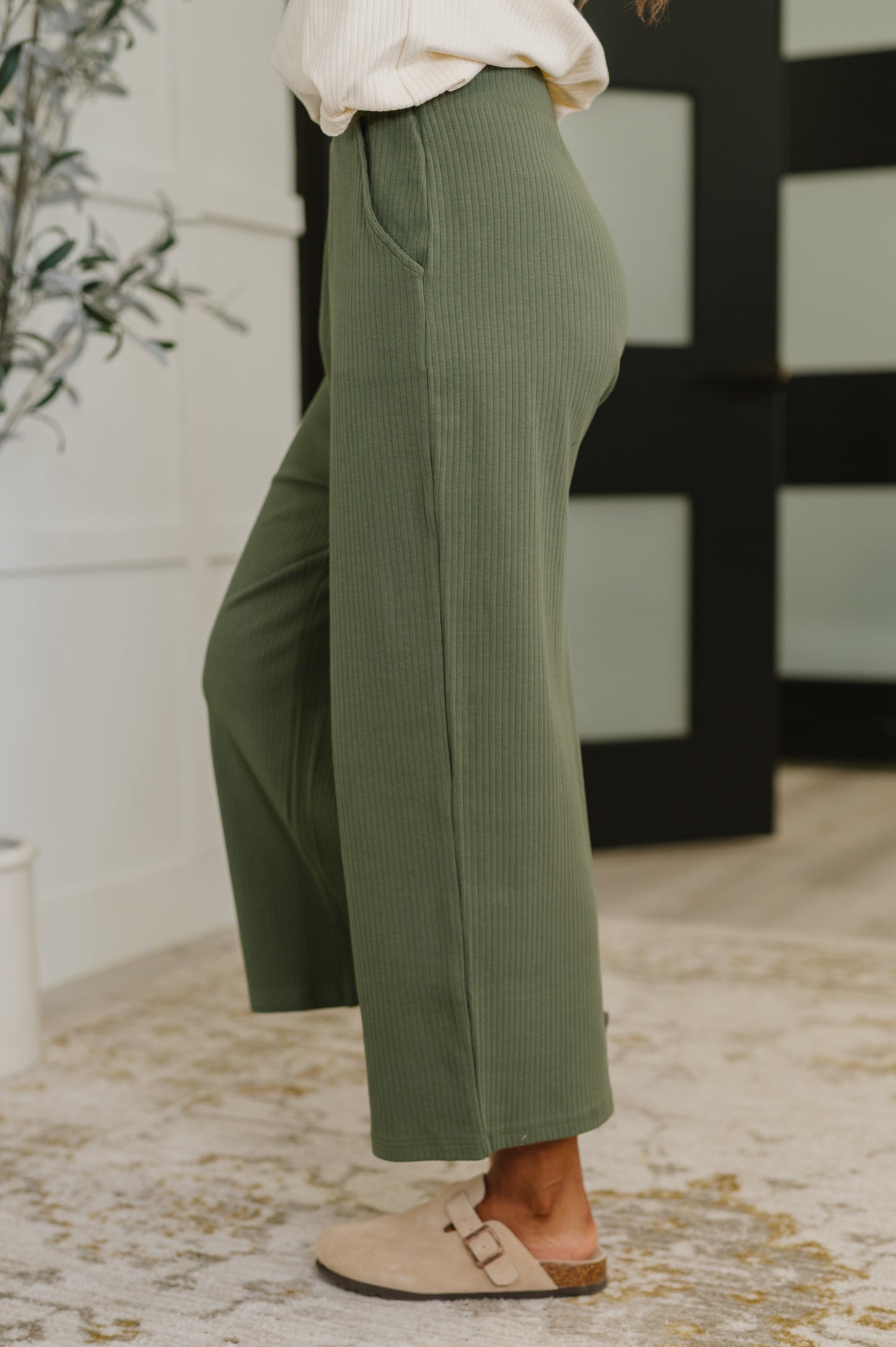 Ribbed Knit pants in Dusty Pine by Honey Mark
High Stretch
High Waisted
Cased Elastic Waitband
Functional Side Pockets
Straight Leg Silhouette
93% Cotton, 7% Spandex
True to Size
