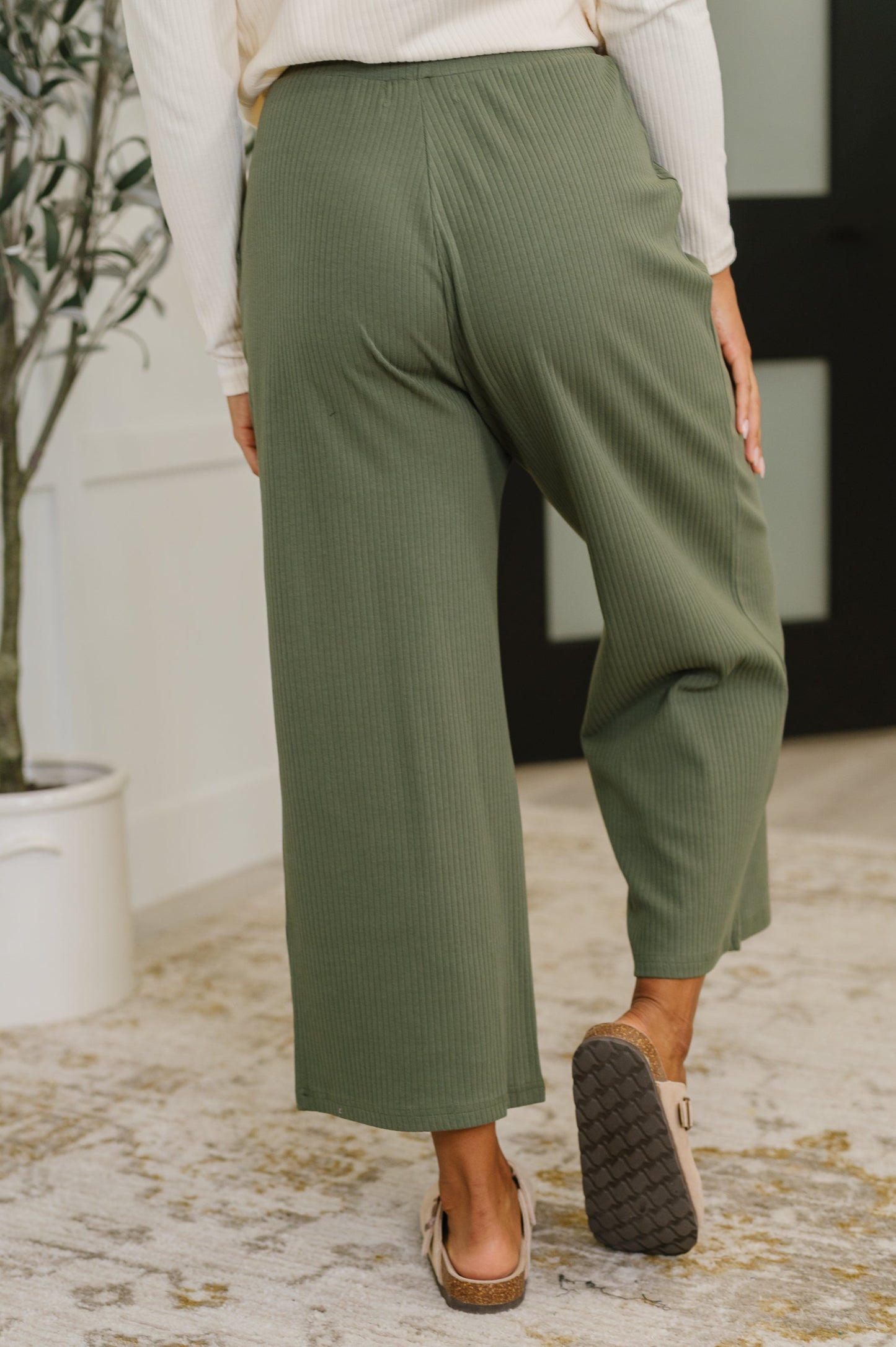 Ribbed Knit pants in Dusty Pine by Honey Mark
High Stretch
High Waisted
Cased Elastic Waitband
Functional Side Pockets
Straight Leg Silhouette
93% Cotton, 7% Spandex
True to Size