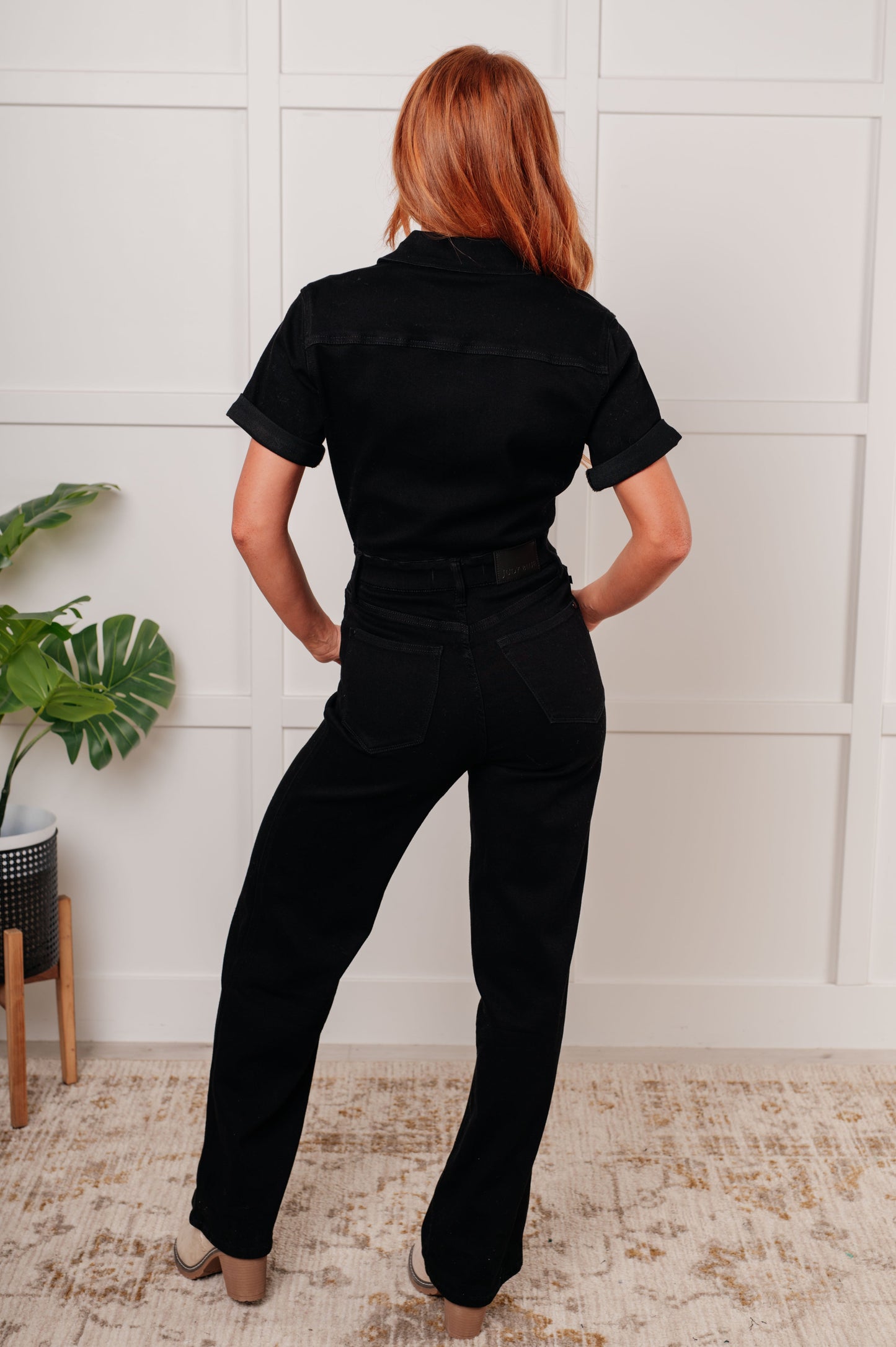 Black Short Sleeve Control Top Denim Jumpsuit
Judy Blue
High Rise
Zip Front
Snap Waistband
4-Way Stretch
Garment Dyed
Cased Back Elastic
Straight Leg Silhouette
69% Cotton, 23% Poly, 7% Rayon, 1% Spandex
True to Judy Blue Sizing