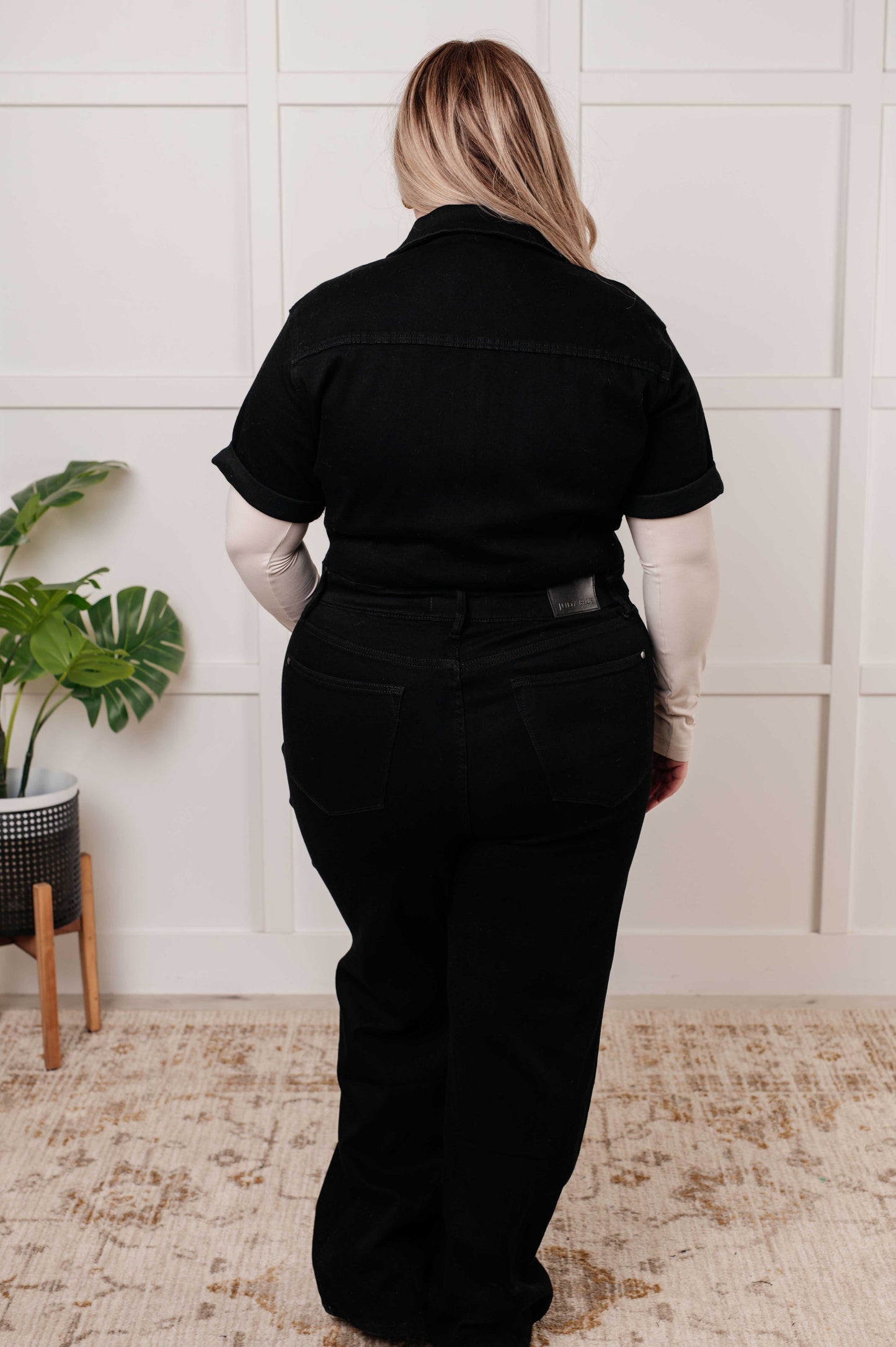 Black Short Sleeve Control Top Denim Jumpsuit
Judy Blue
High Rise
Zip Front
Snap Waistband
4-Way Stretch
Garment Dyed
Cased Back Elastic
Straight Leg Silhouette
69% Cotton, 23% Poly, 7% Rayon, 1% Spandex
True to Judy Blue Sizing