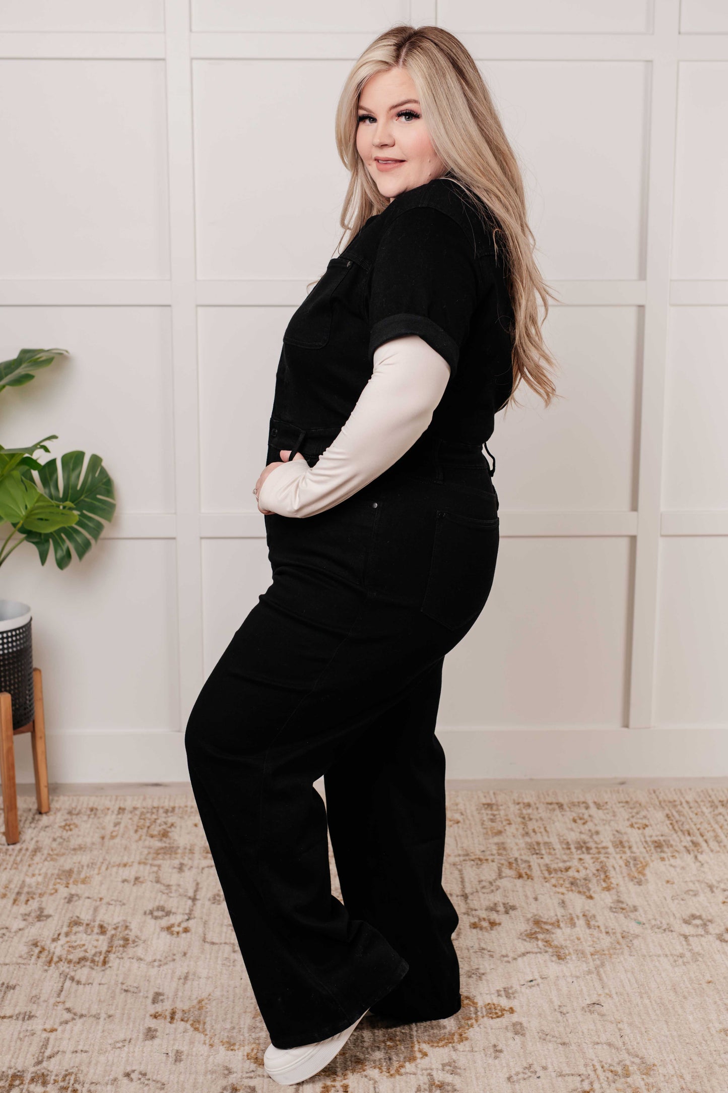 Black Short Sleeve Control Top Denim Jumpsuit
Judy Blue
High Rise
Zip Front
Snap Waistband
4-Way Stretch
Garment Dyed
Cased Back Elastic
Straight Leg Silhouette
69% Cotton, 23% Poly, 7% Rayon, 1% Spandex
True to Judy Blue Sizing