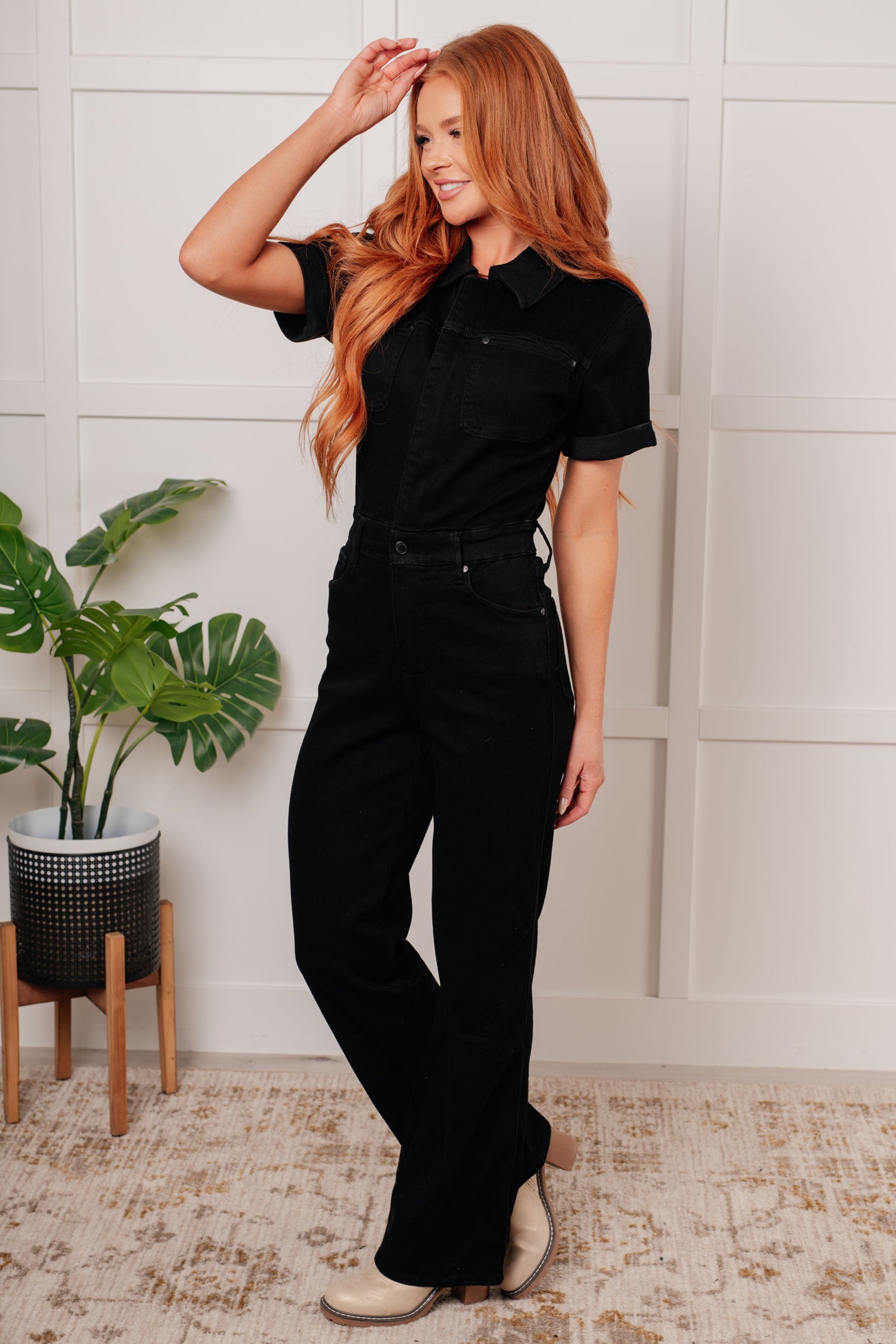 Black Short Sleeve Control Top Denim Jumpsuit
Judy Blue
High Rise
Zip Front
Snap Waistband
4-Way Stretch
Garment Dyed
Cased Back Elastic
Straight Leg Silhouette
69% Cotton, 23% Poly, 7% Rayon, 1% Spandex
True to Judy Blue Sizing
