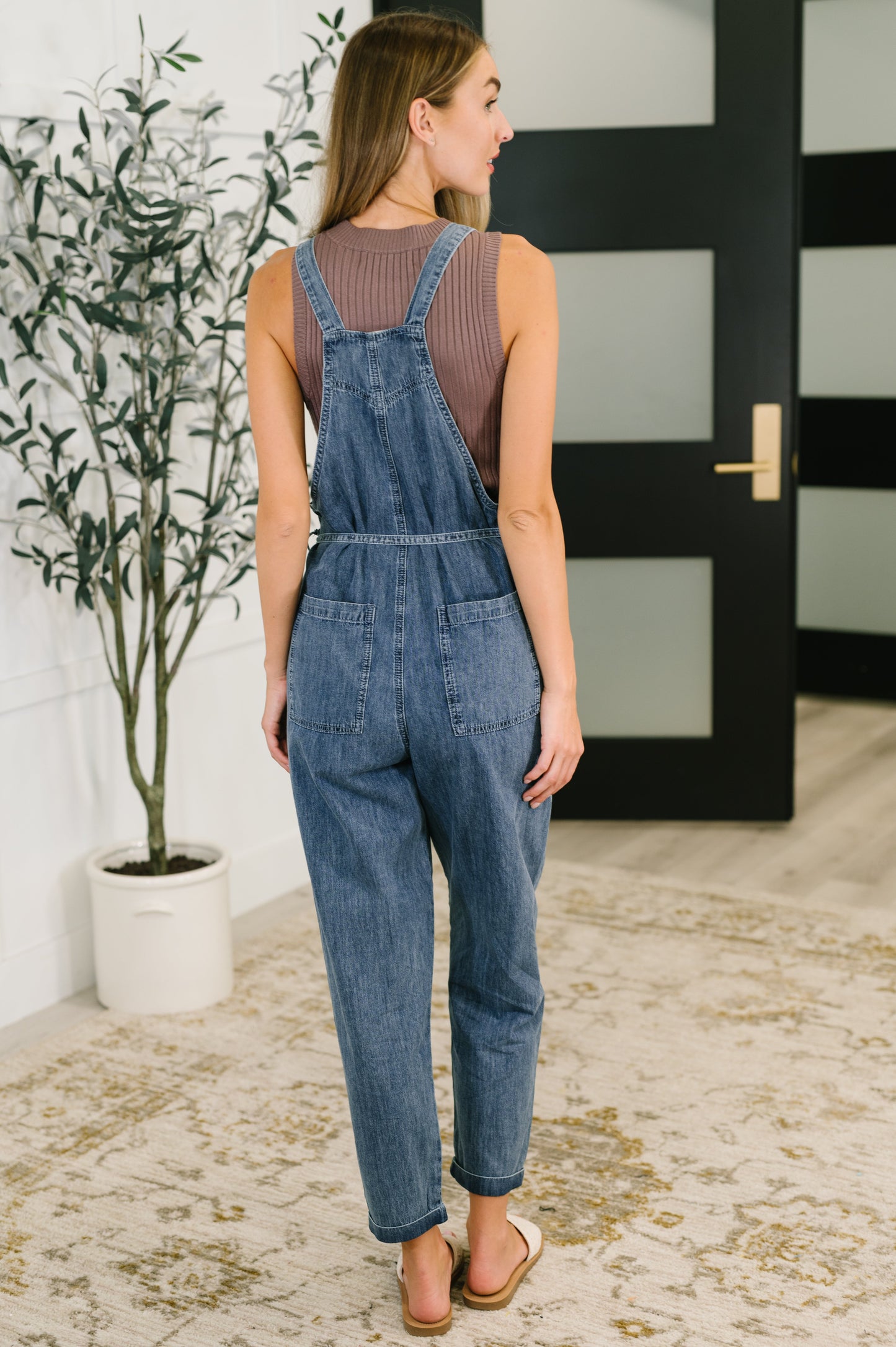 Lightweight Chambray overalls by Haptics
Square Neckline
Adjustable Button Closure Straps
Functional Belt Loops
Removable Waist Tie
Functional Patch Pockets
Relaxed Fit
Cuffed and Tacked Hem
100% Cotton
True to Size