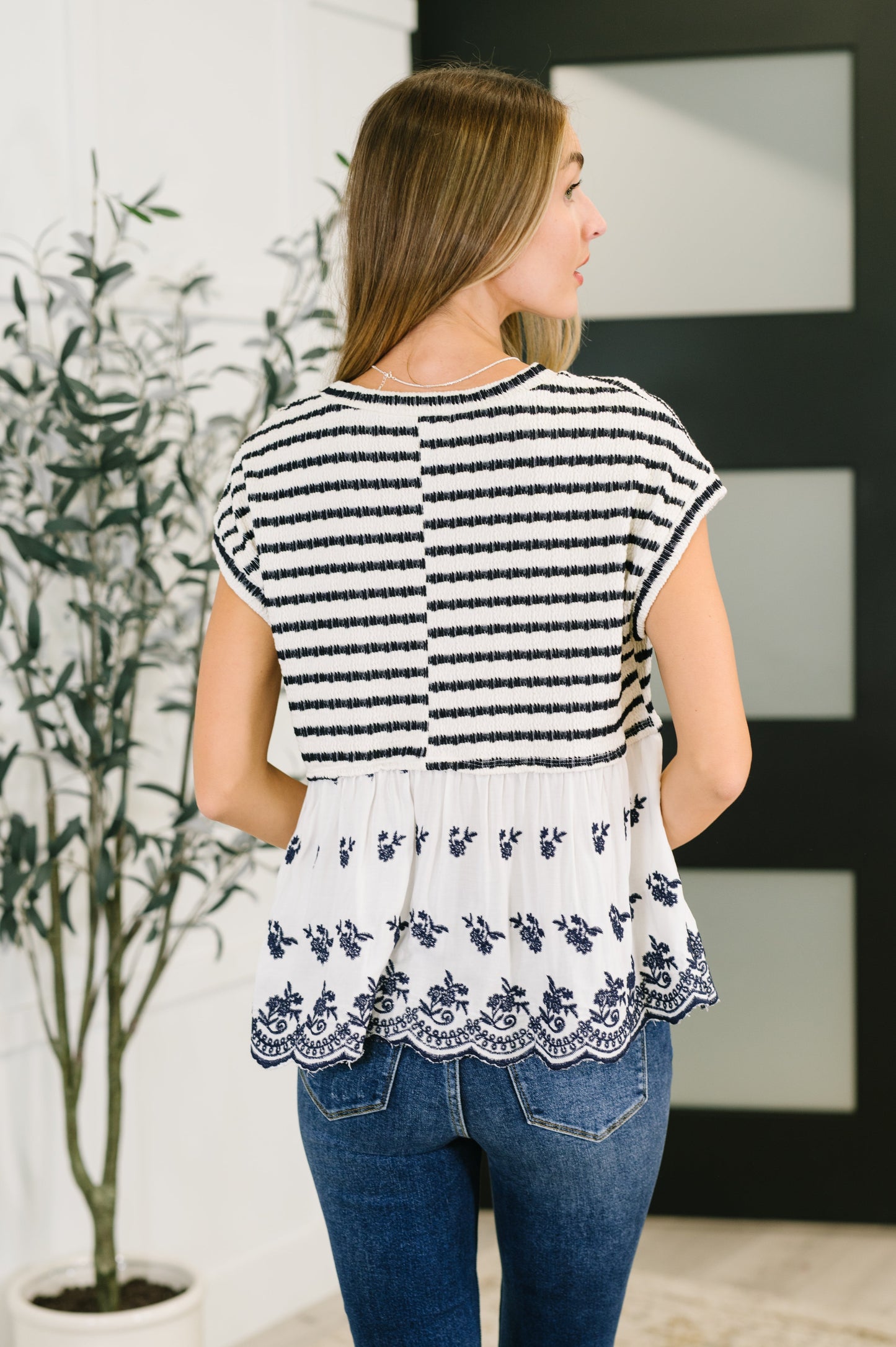 Textured Knit Bodice top by Kori America
High Stretch
Poplin Woven Contrast
Banded, Round Neckline
Baned Sleeve Cuff
Gathered Seam
Scalloped Hem
Machine Embroidered Details
62% Polyester, 34% Rayon, 4% Spandex
True to Size