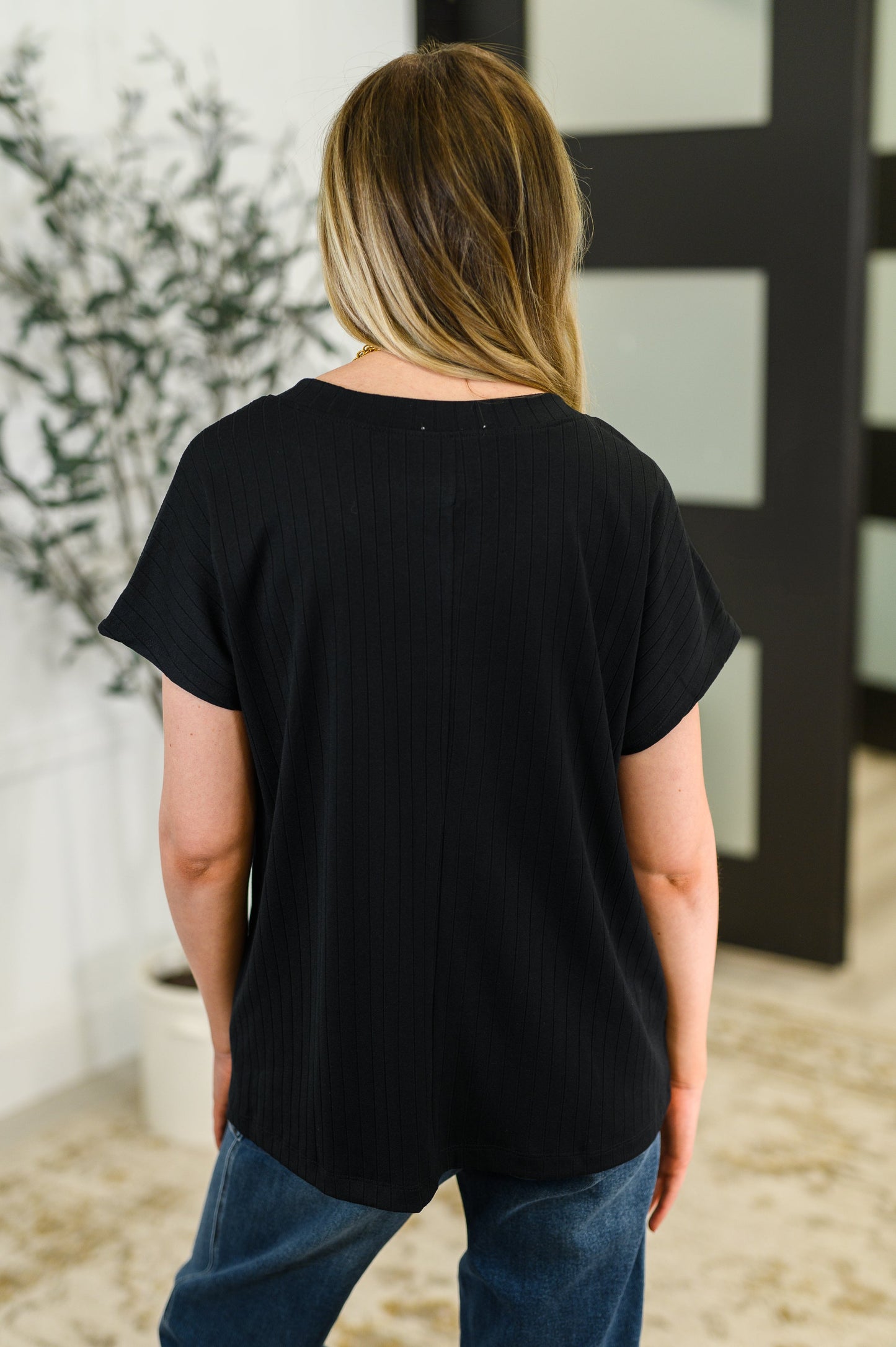 Basic V-Neck Ribbed Tee in Black
Ribbed Knit
High Stretch
Banded V-Neckline
Dolman Sleeve
Back Center Seam
70% Polyester, 25% Rayon, 5% Spandex
True to Size