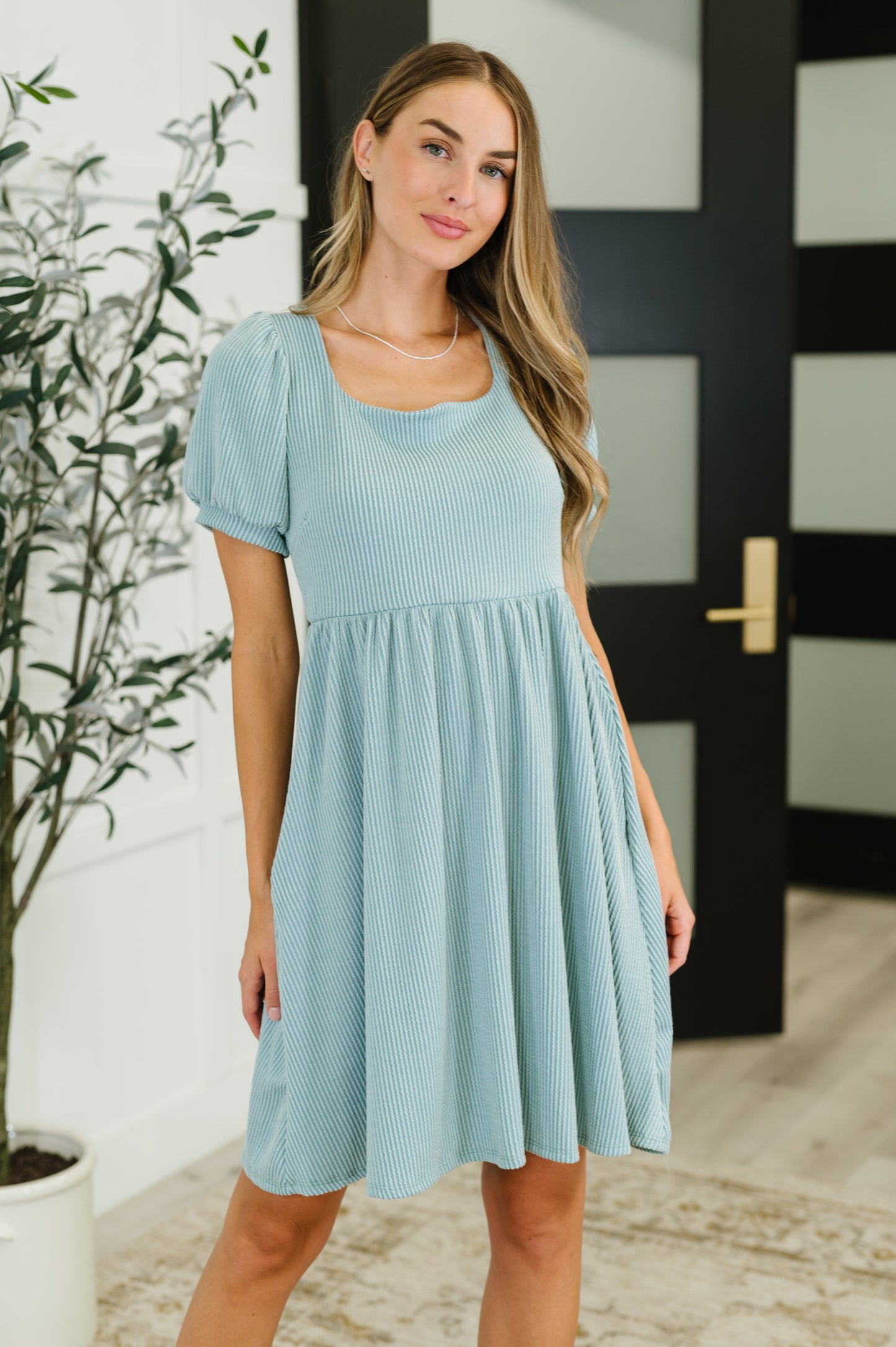 Cable Ribbed Knit short sleeve dress
High Stretch
Square Neckline
Balloon Sleeve
Banded Sleeve Cuff
Gathered Waist Seam
Functional Side Pockets
Functional Back Tie
76% Polyester, 21% Rayon, 3% Spandex
True to Size