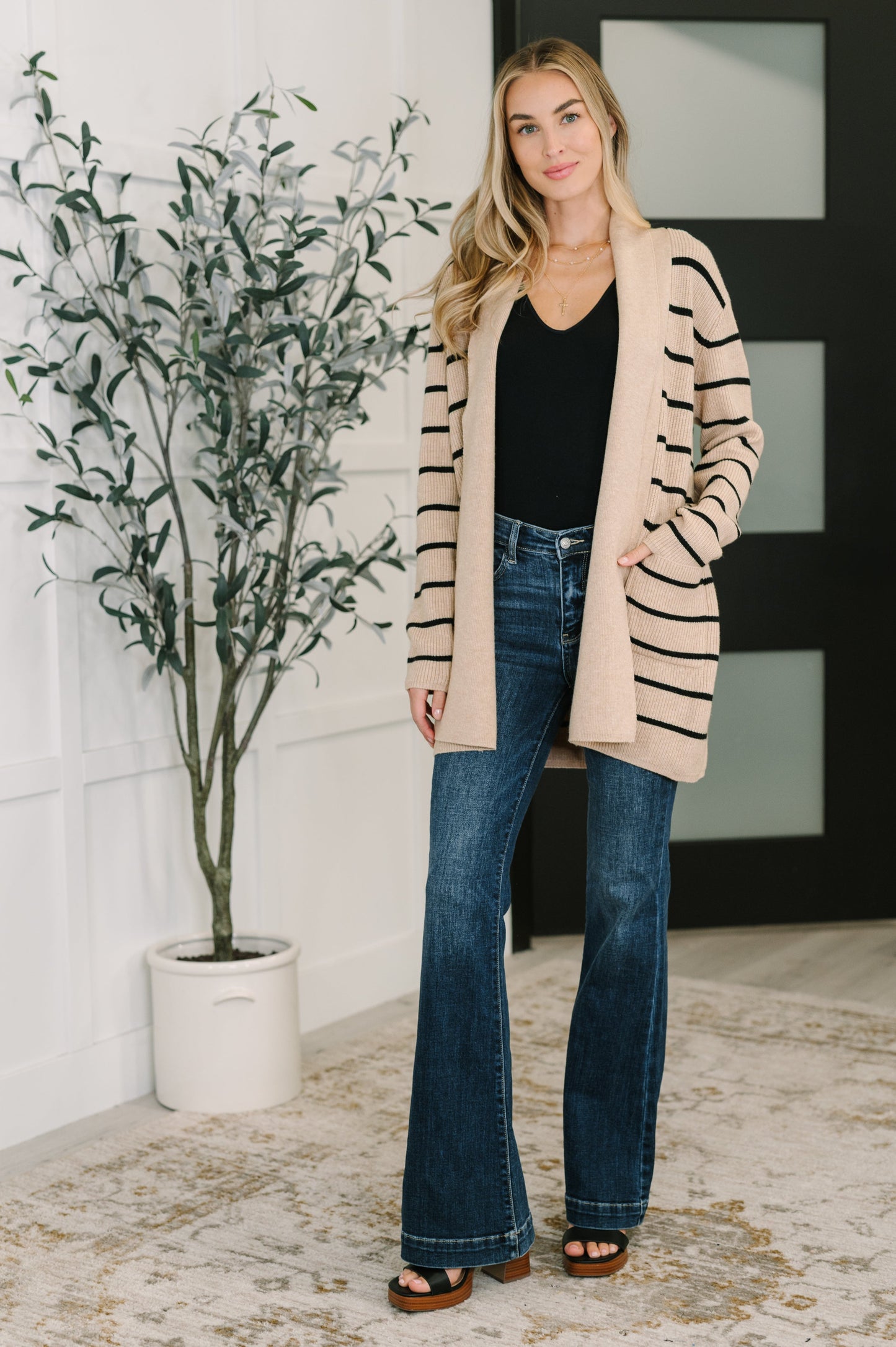 Mid-weight Sweater Knit Cardigan
Open Front
Shawl Neckline
Functional Patch Pockets
50% Viscose, 28% Polyester, 22% Polyamide
True to Size