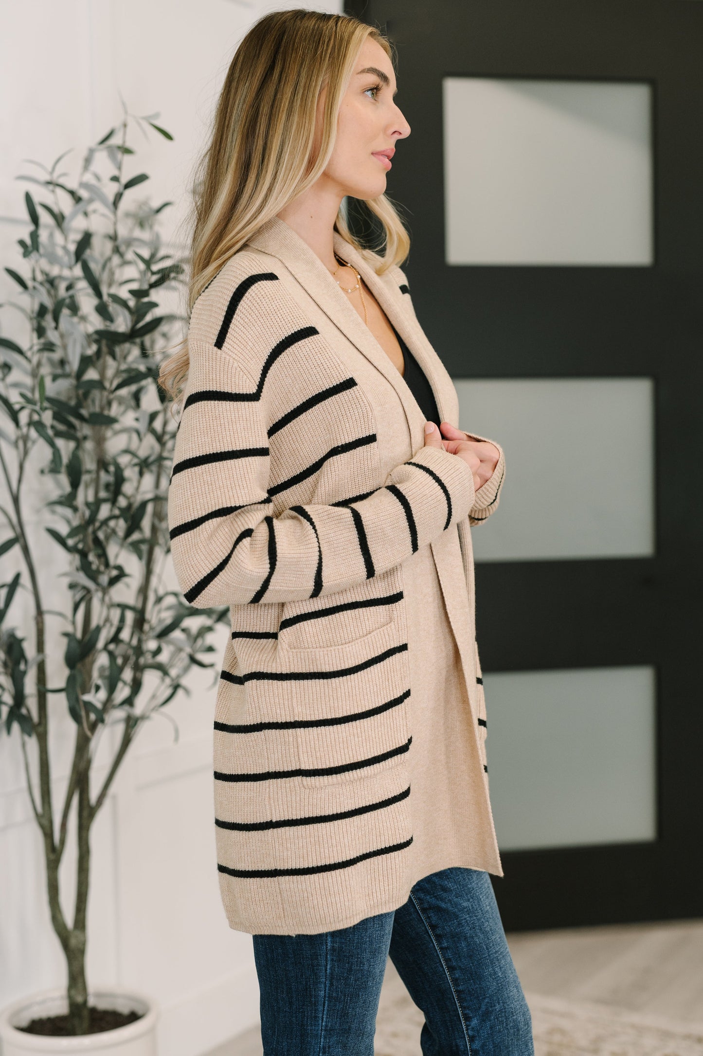 Mid-weight Sweater Knit Cardigan
Open Front
Shawl Neckline
Functional Patch Pockets
50% Viscose, 28% Polyester, 22% Polyamide
True to Size