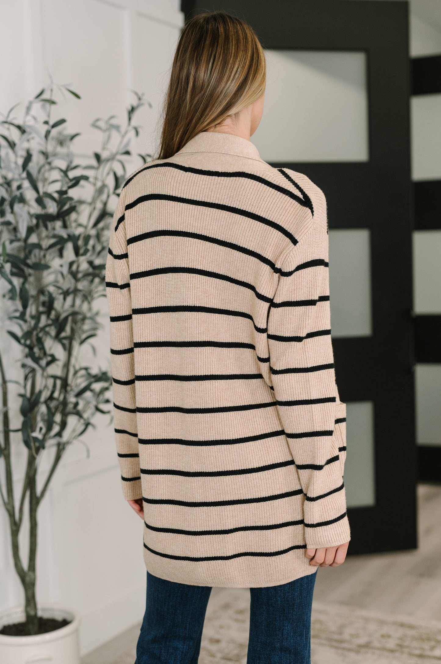 Mid-weight Sweater Knit Cardigan
Open Front
Shawl Neckline
Functional Patch Pockets
50% Viscose, 28% Polyester, 22% Polyamide
True to Size