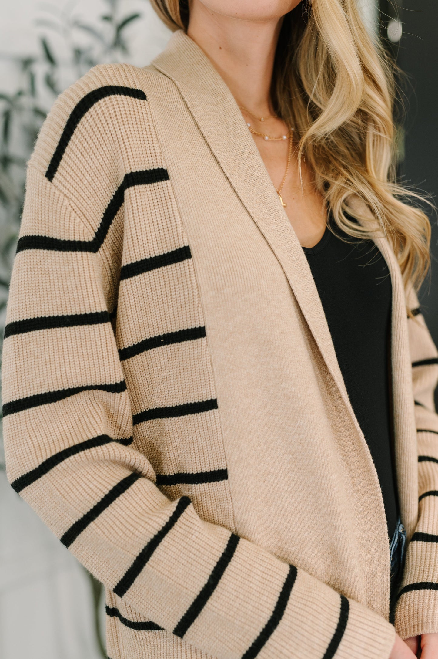 Mid-weight Sweater Knit Cardigan
Open Front
Shawl Neckline
Functional Patch Pockets
50% Viscose, 28% Polyester, 22% Polyamide
True to Size