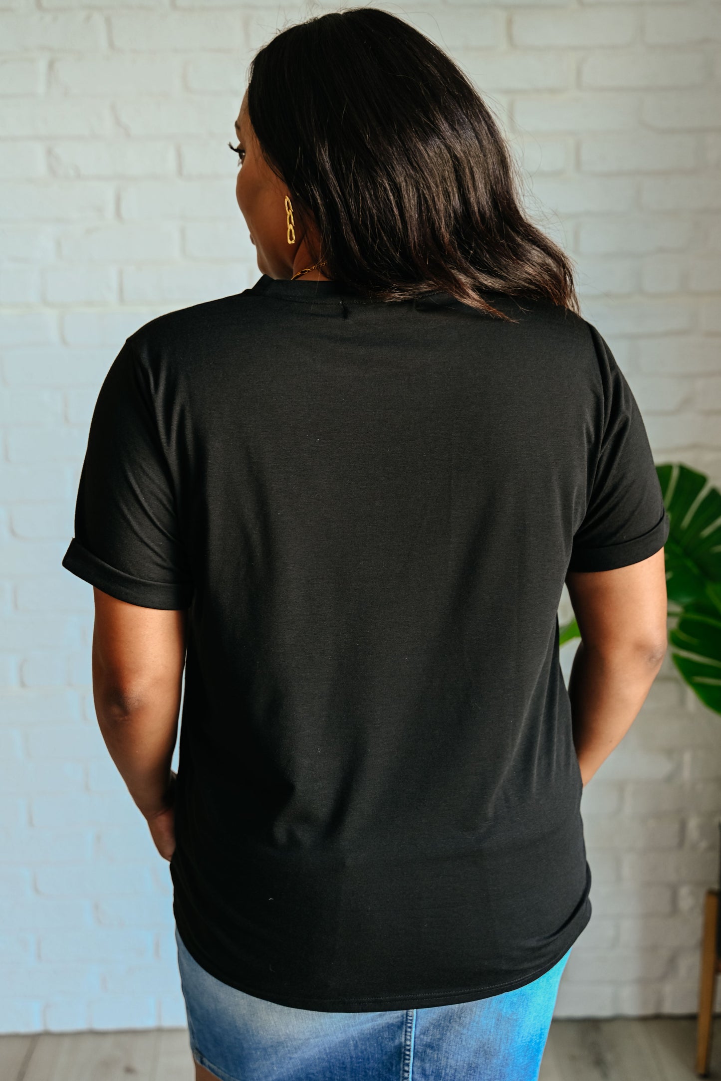 Jersey Knit
Crew Neckline
Tacked Sleeve Cuff
95% Polyester, 5% Elastane
True to Size T-shirt in Black