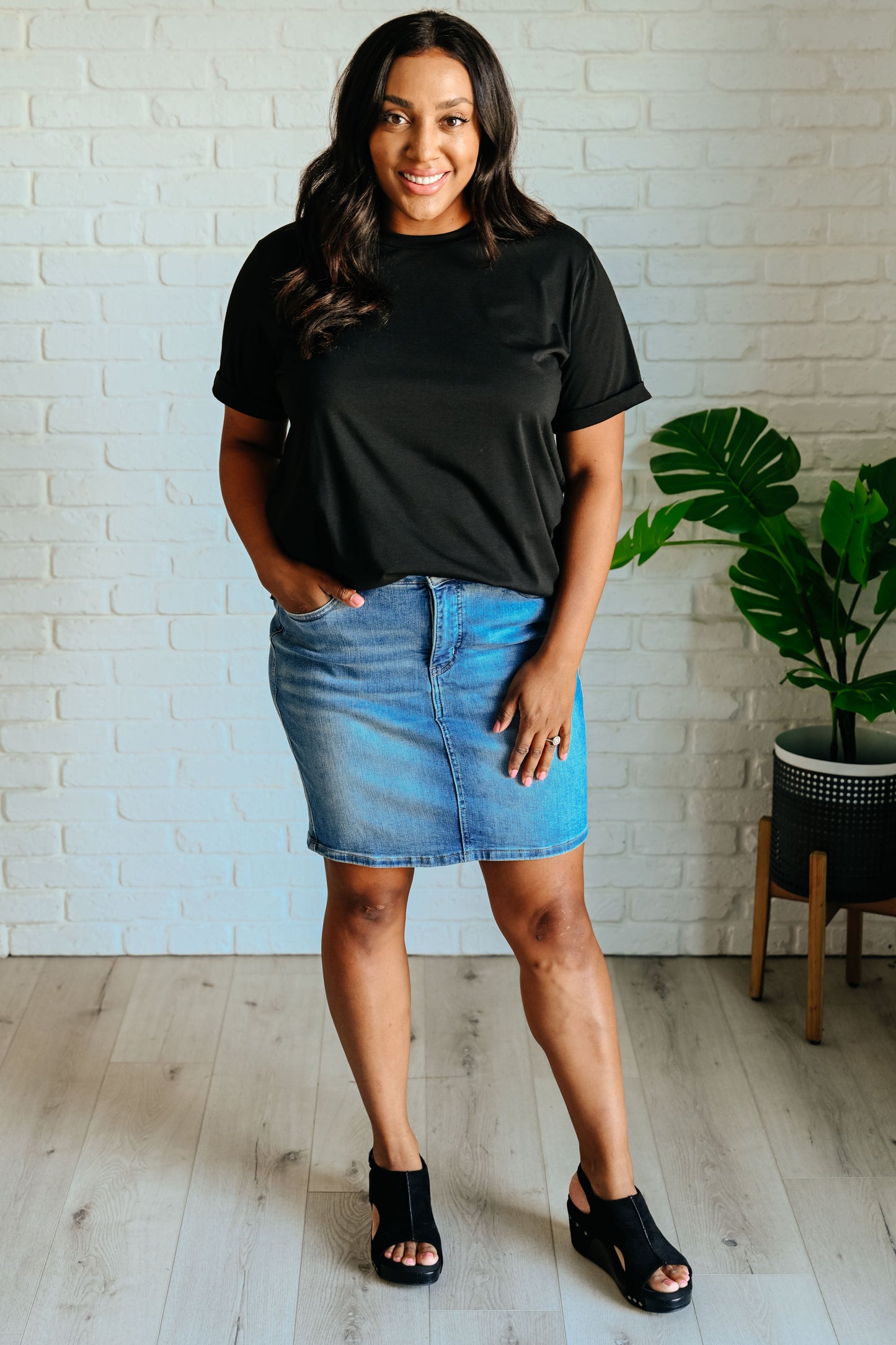 Jersey Knit
Crew Neckline
Tacked Sleeve Cuff
95% Polyester, 5% Elastane
True to Size T-shirt in Black