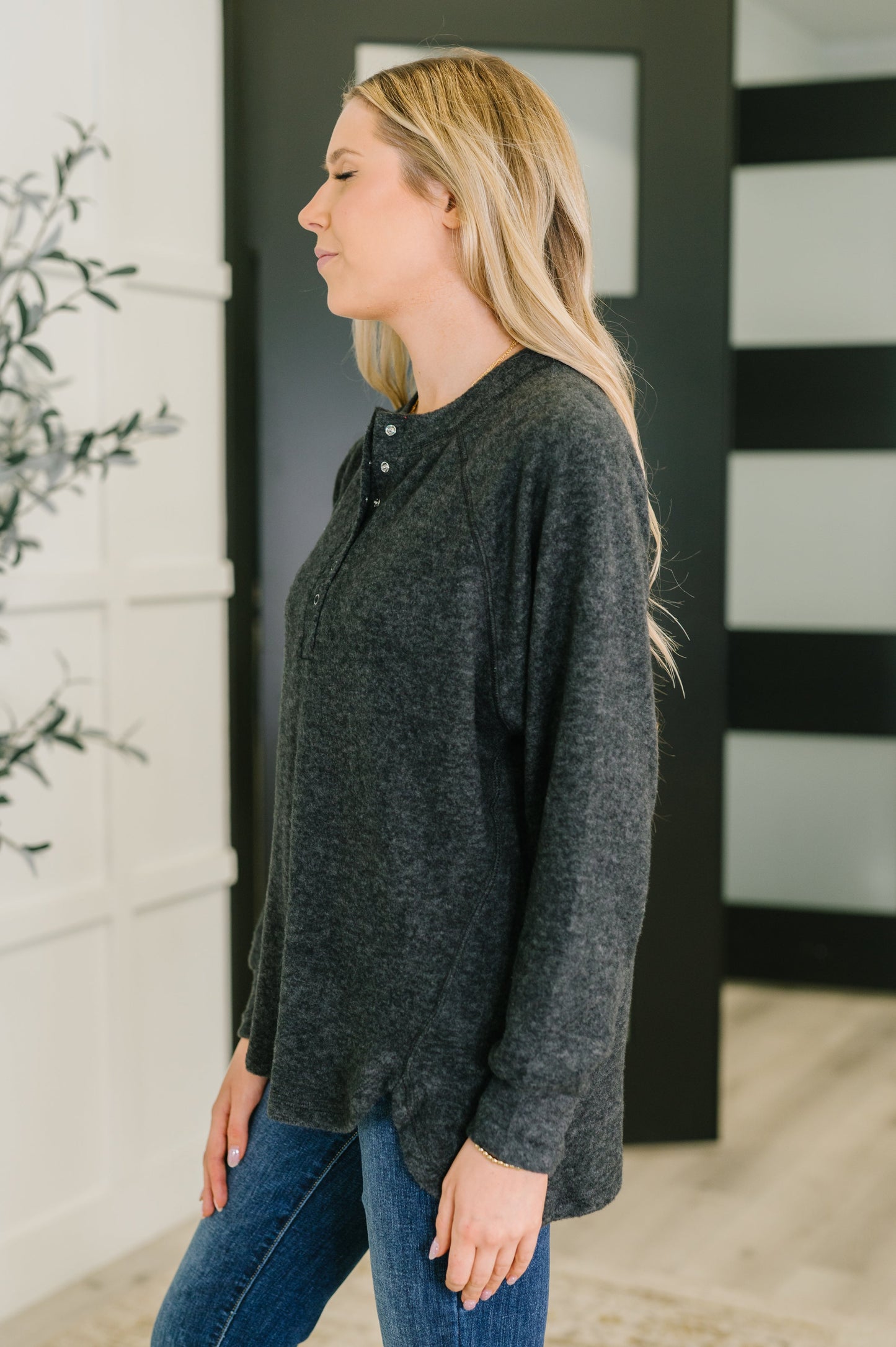 Melange Hacci Top by Zenana in Black
High Stretch
Round Neckline
Half Front Snap Button Closures
Scooped Stepped Hem
Long Sleeve
Banded Sleeve Cuff
82% Polyester, 15% Rayon, 3% Spandex
True to Size