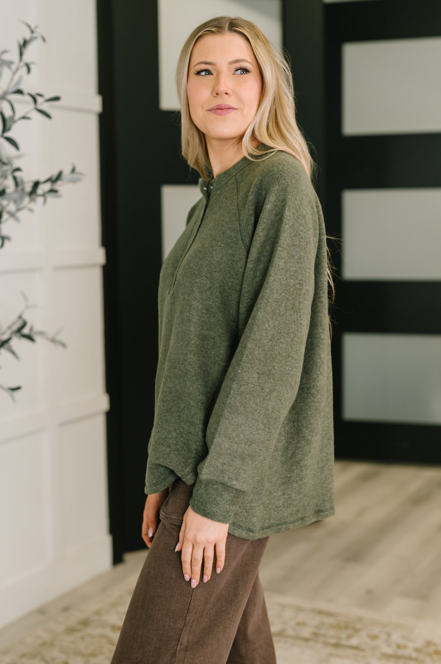 Melange Hacci Top by Zenana in Olive
High Stretch
Round Neckline
Half Front Snap Button Closures
Scooped Stepped Hem
Long Sleeve
Banded Sleeve Cuff
82% Polyester, 15% Rayon, 3% Spandex
True to Size