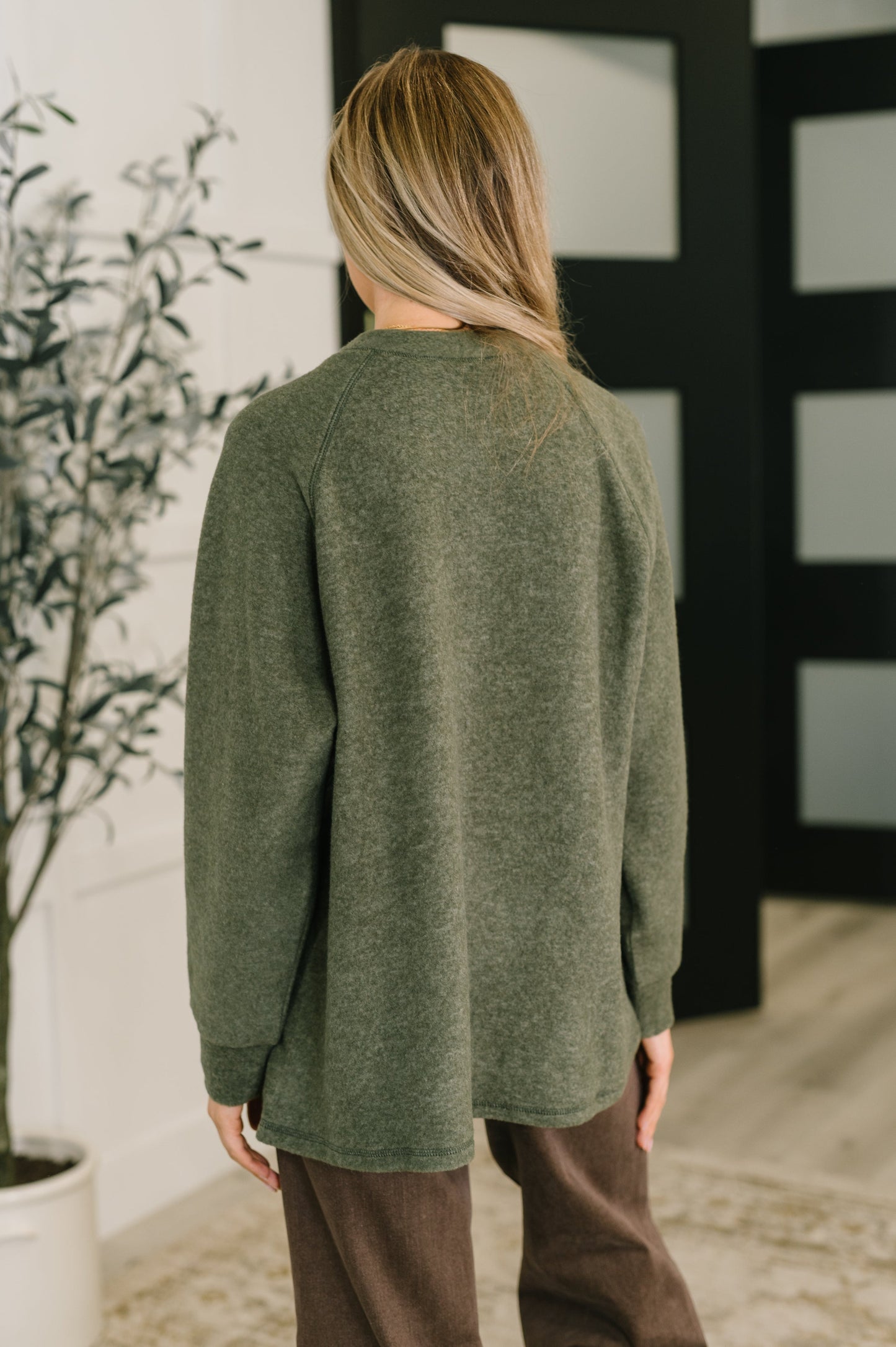 Melange Hacci Top by Zenana in Olive
High Stretch
Round Neckline
Half Front Snap Button Closures
Scooped Stepped Hem
Long Sleeve
Banded Sleeve Cuff
82% Polyester, 15% Rayon, 3% Spandex
True to Size