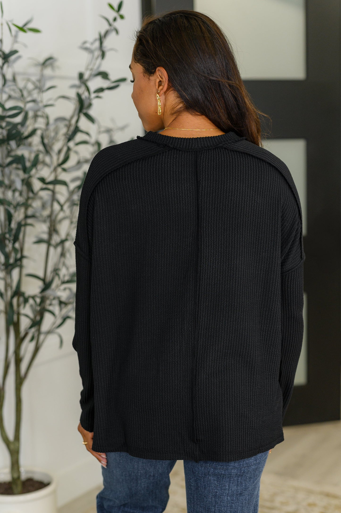 Black, long sleeve corded rib knit top by Zenana
High Stretch
Banded Round Neckline
Drop Shoulder
Long Sleeve
Exposed Seam Details
Side Slits
Stepped Hem
78% Polyester, 19% Rayon, 3% Spandex
True to Size