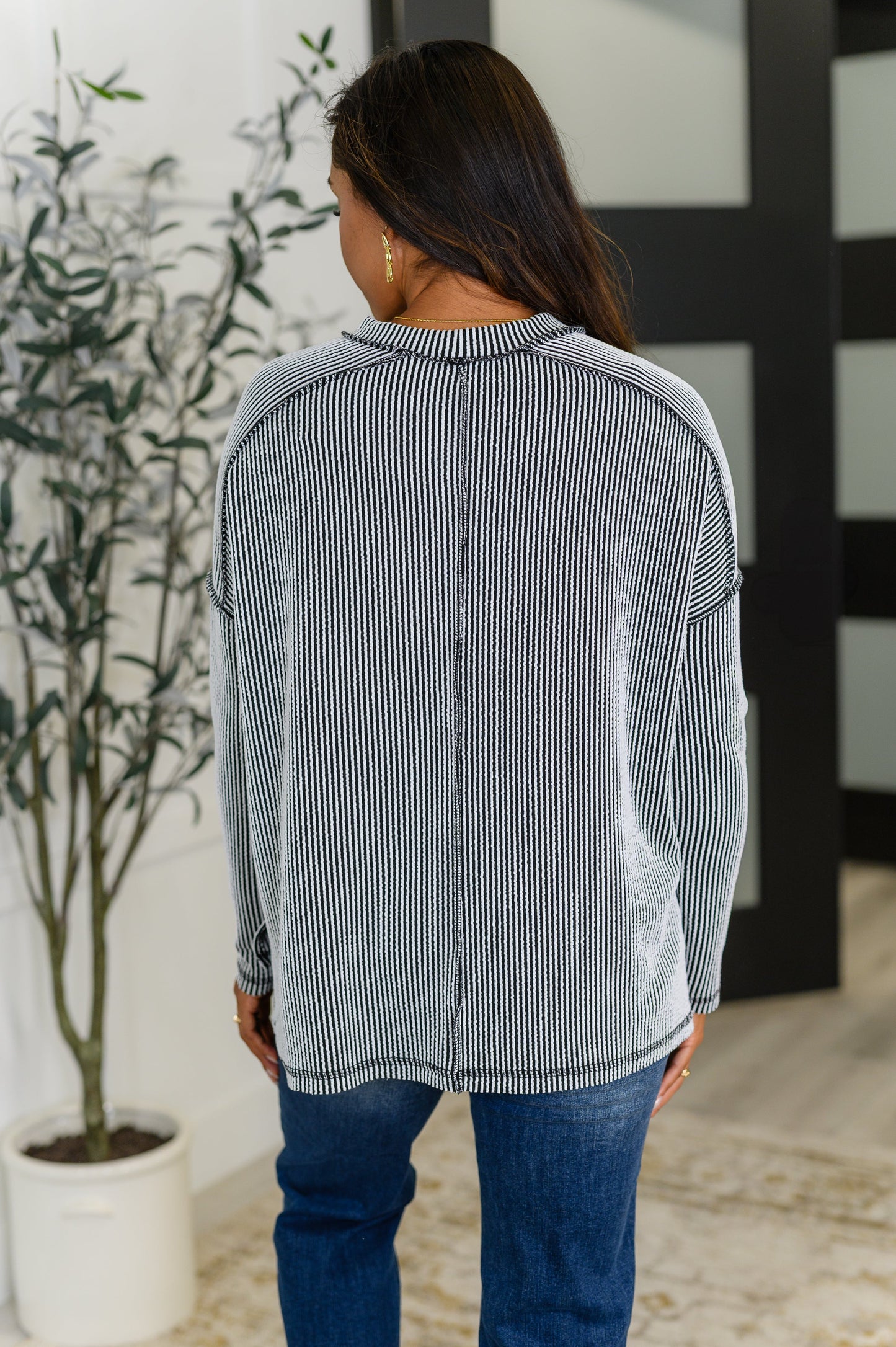 Black/White striped, long sleeve corded rib knit top by Zenana
High Stretch
Banded Round Neckline
Drop Shoulder
Long Sleeve
Exposed Seam Details
Side Slits
Stepped Hem
78% Polyester, 19% Rayon, 3% Spandex
True to Size